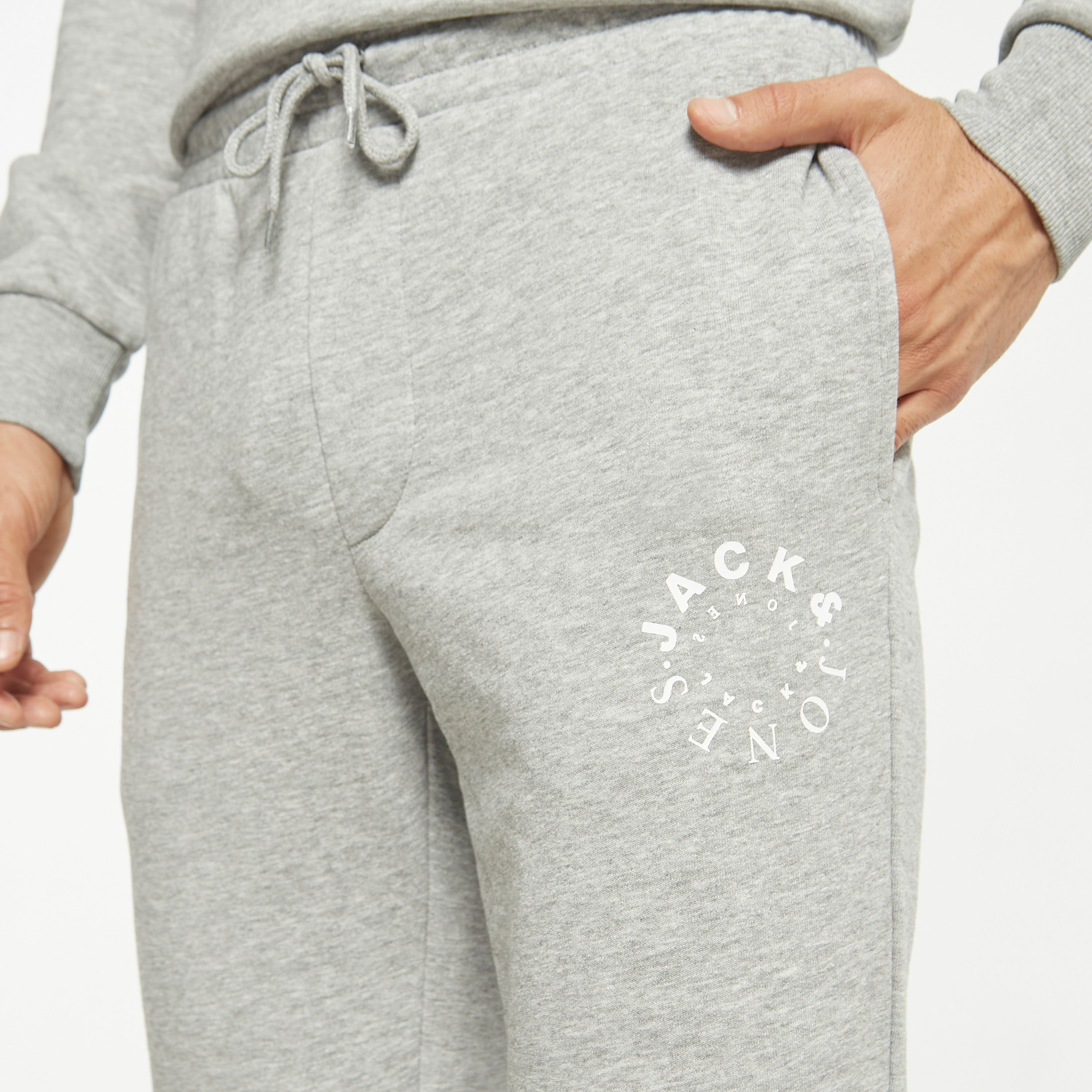  جوغر من جاك آند جونز برباط ذو متوسط الارتفاع مع شعار-men-clothing-bottoms-joggers-image-20