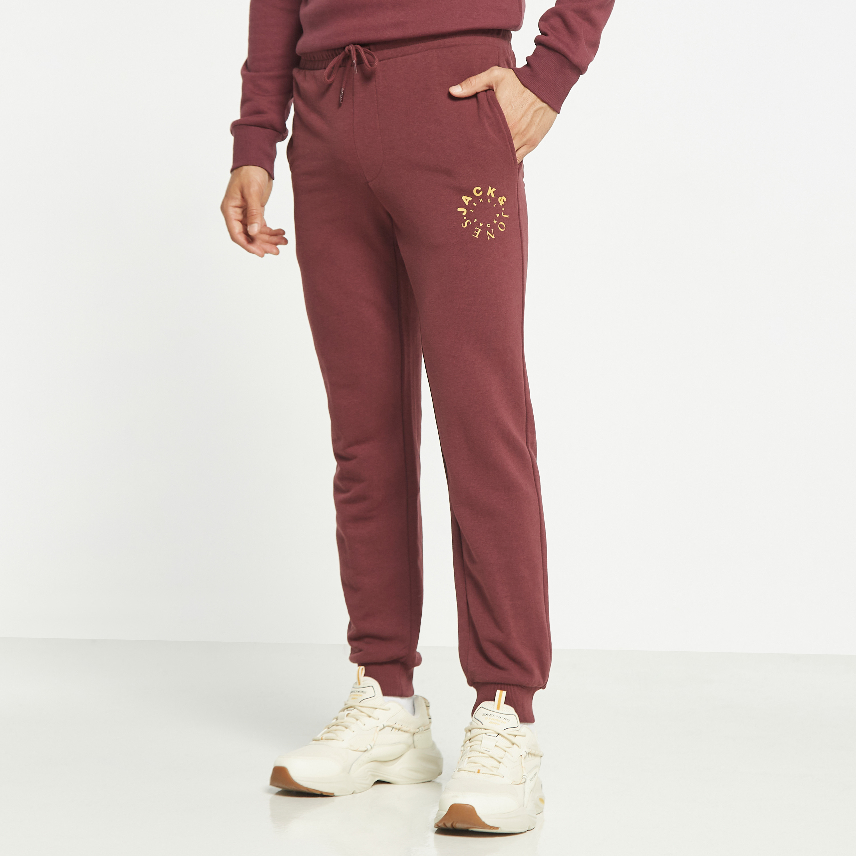  جوغر من جاك آند جونز برباط ذو متوسط الارتفاع مع شعار-men-clothing-bottoms-joggers-image-1