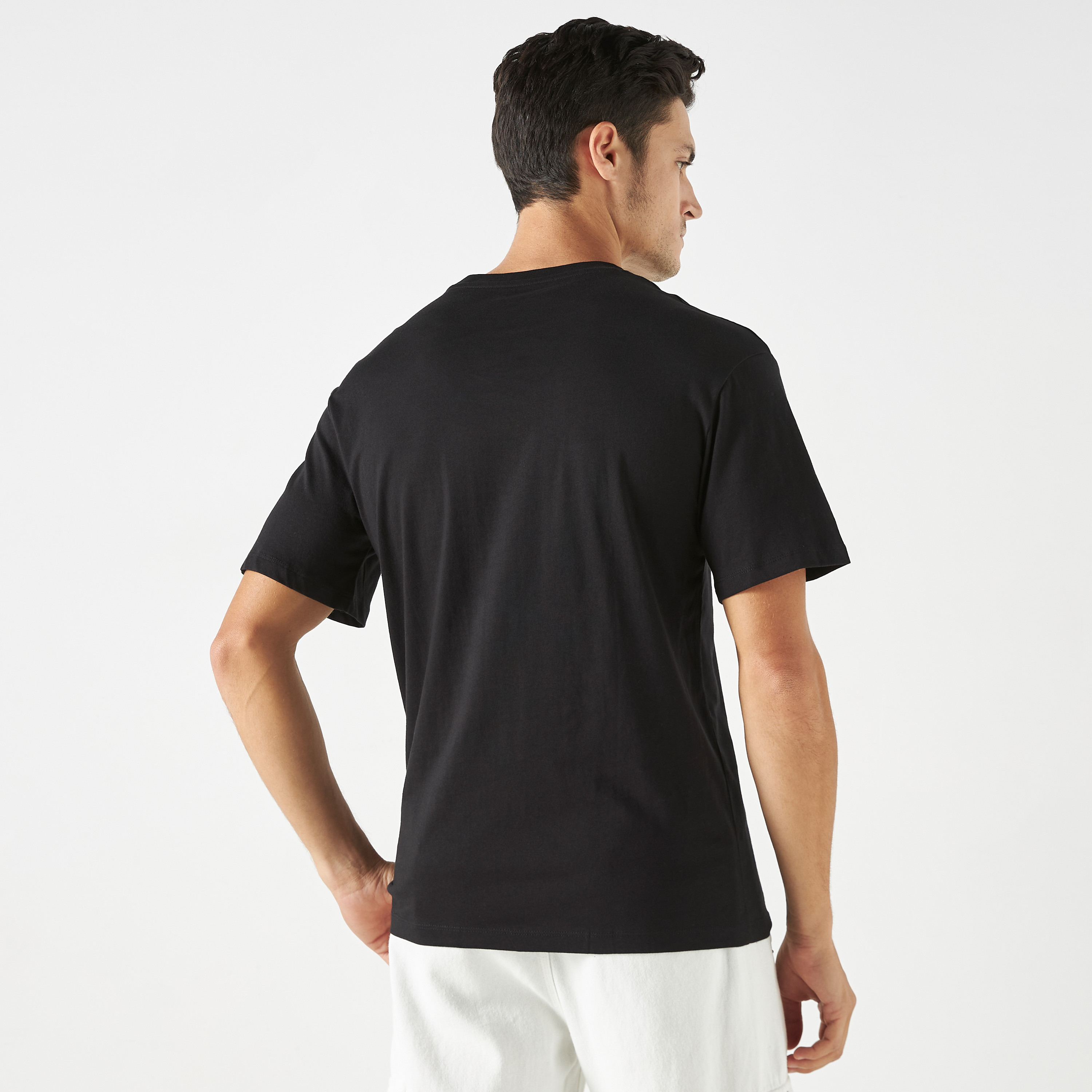 تي شيرت من جاك آند جونز مع جرافيك بأكمام قصيرة و ياقة مستديرة-men-clothing-tshirtsandpolos-tshirts-image-3
