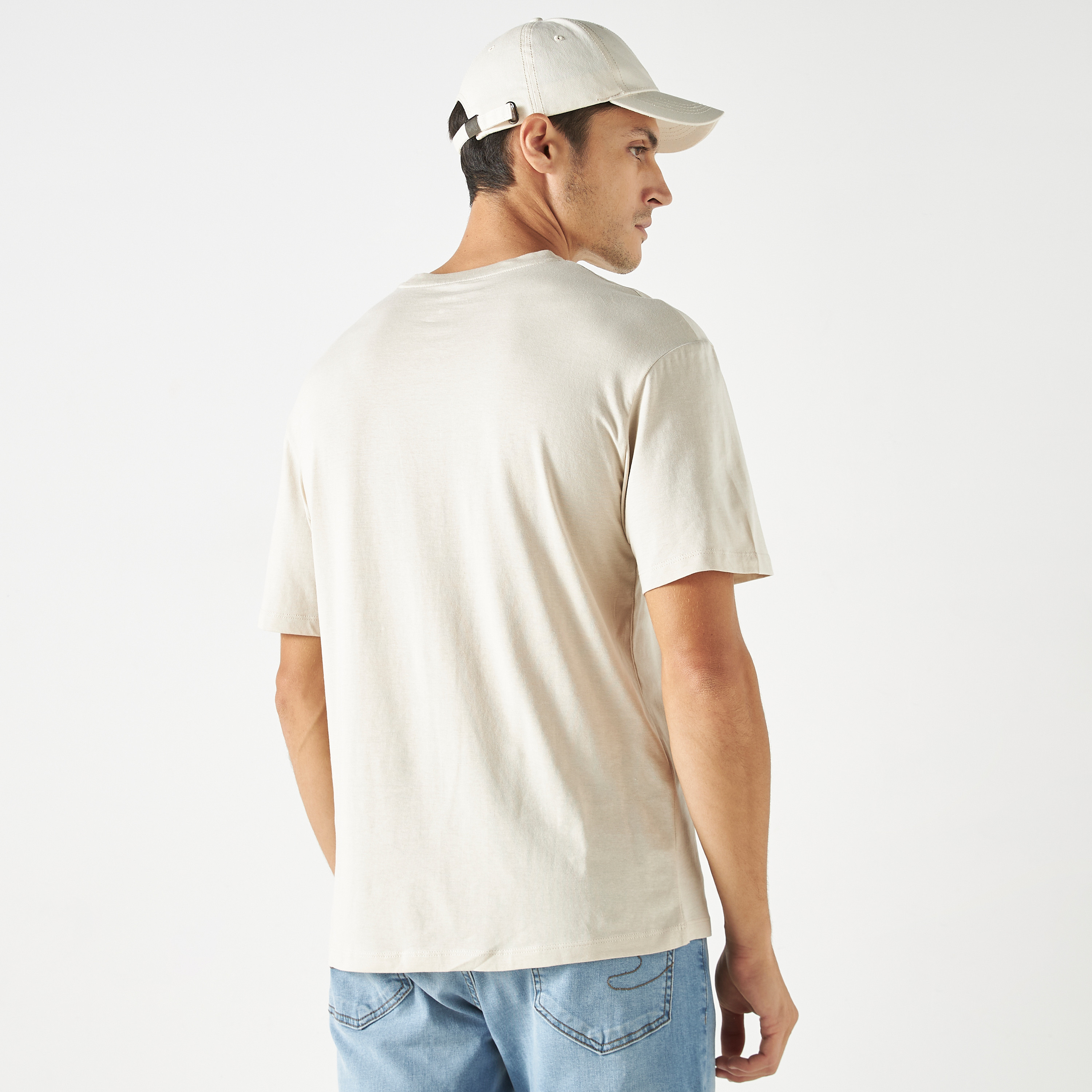 تي شيرت من جاك آند جونز مع جرافيك بأكمام قصيرة و ياقة مستديرة-men-clothing-tshirtsandpolos-tshirts-image-7