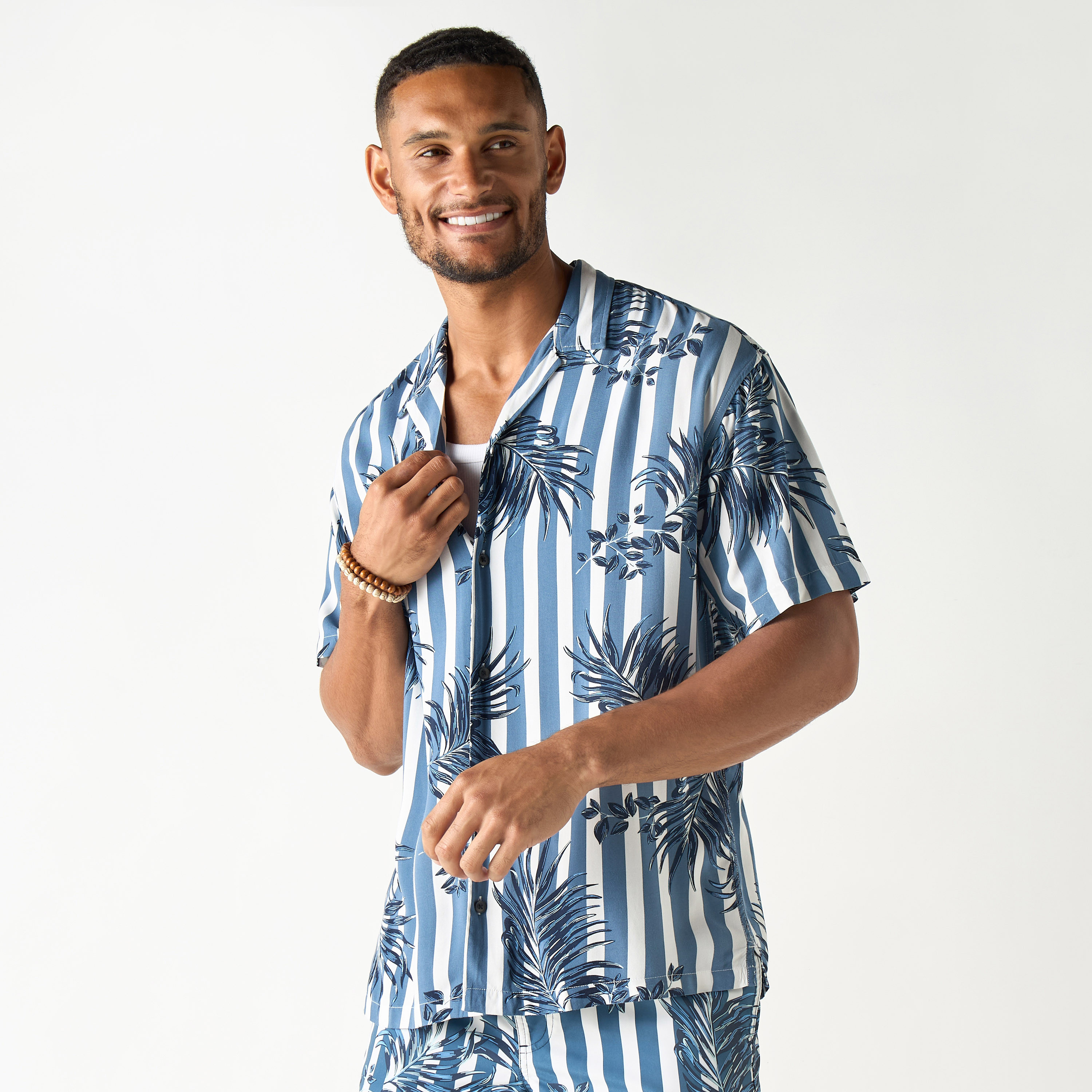 قميص بخطوط استوائية وياقة كوبية وأكمام قصيرة من جاك آند جونز -men-clothing-shirts-image-1