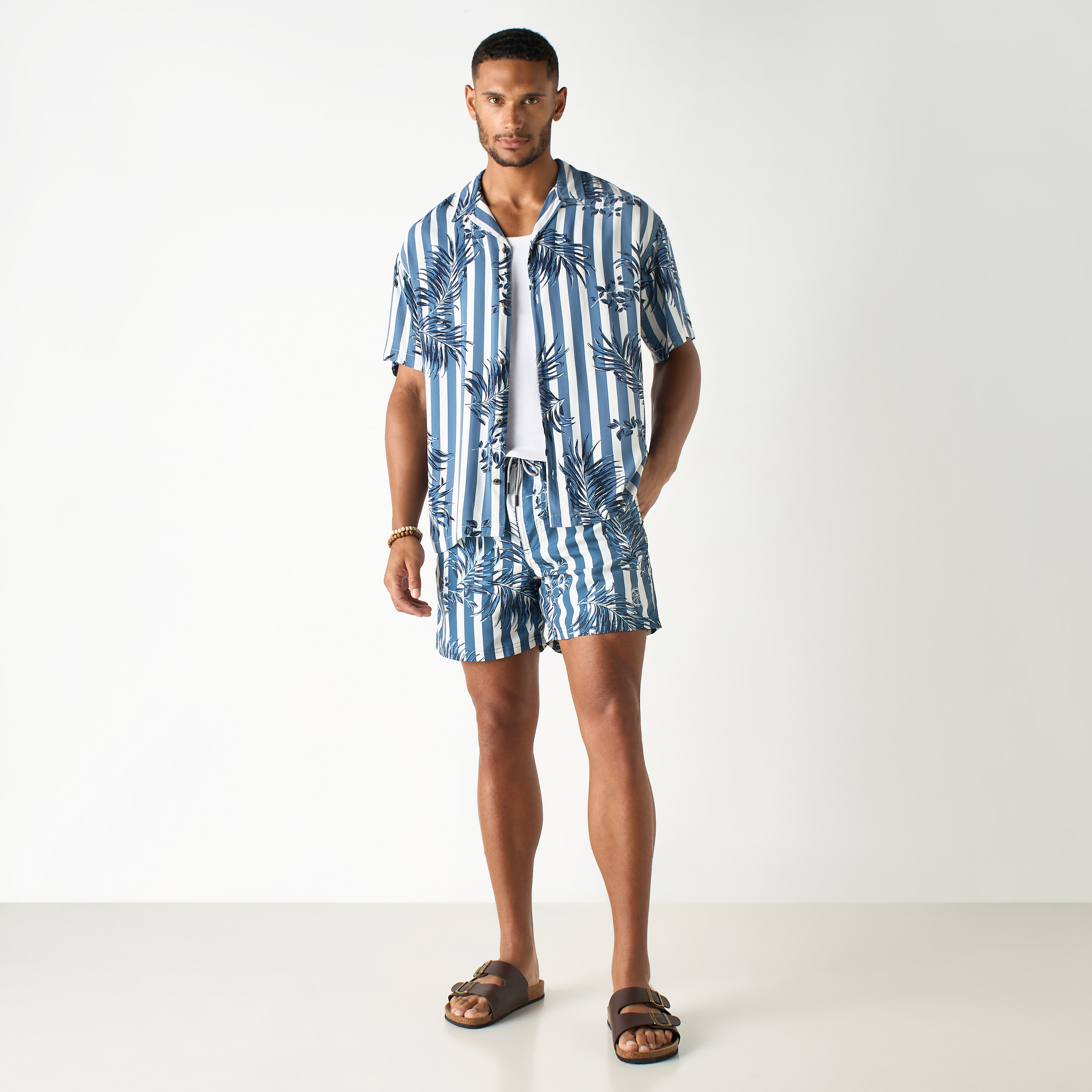 قميص بخطوط استوائية وياقة كوبية وأكمام قصيرة من جاك آند جونز -men-clothing-shirts-image-2