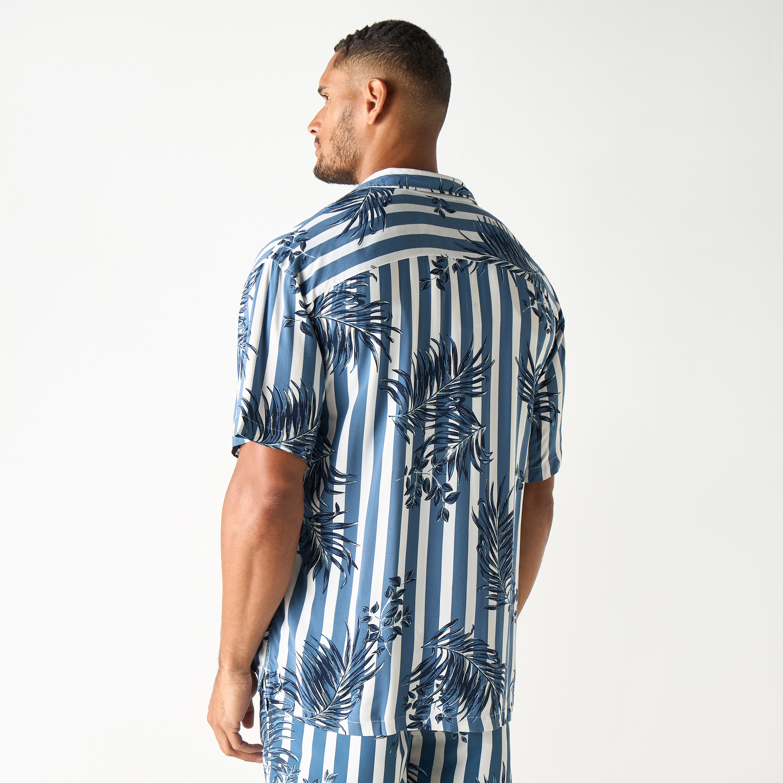 قميص بخطوط استوائية وياقة كوبية وأكمام قصيرة من جاك آند جونز -men-clothing-shirts-image-3