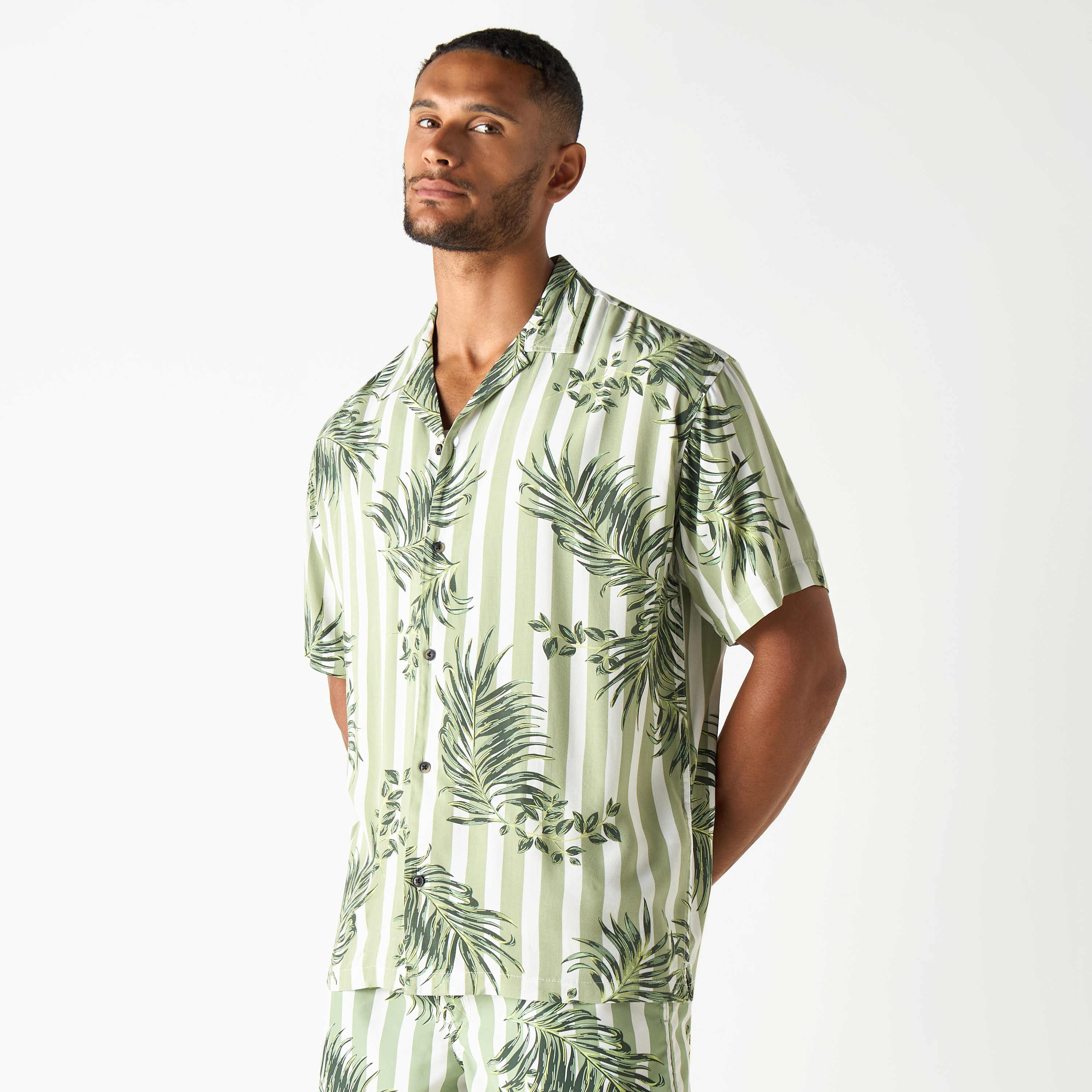 قميص بخطوط استوائية وياقة كوبية وأكمام قصيرة من جاك آند جونز -men-clothing-shirts-image-5