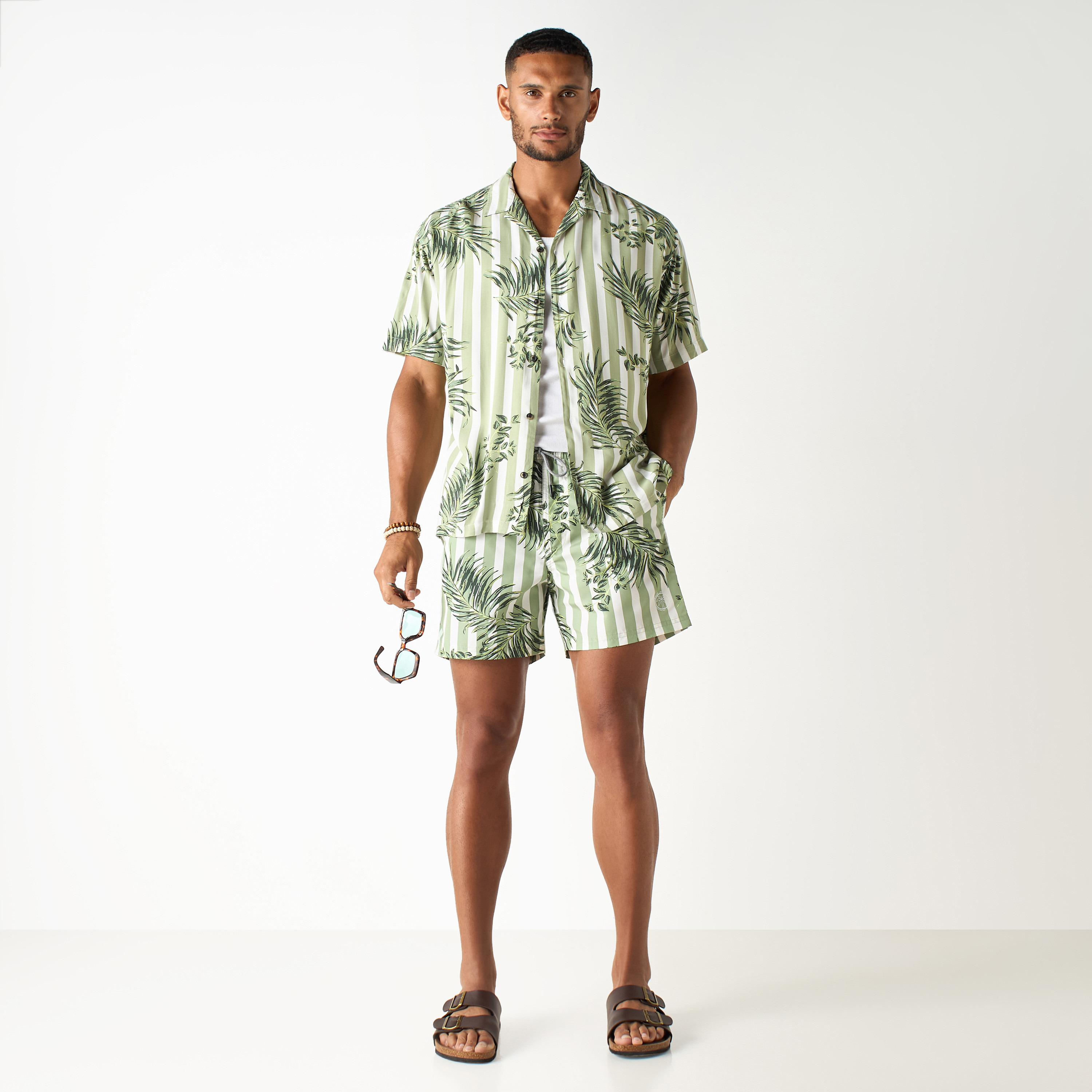 قميص بخطوط استوائية وياقة كوبية وأكمام قصيرة من جاك آند جونز -men-clothing-shirts-image-6