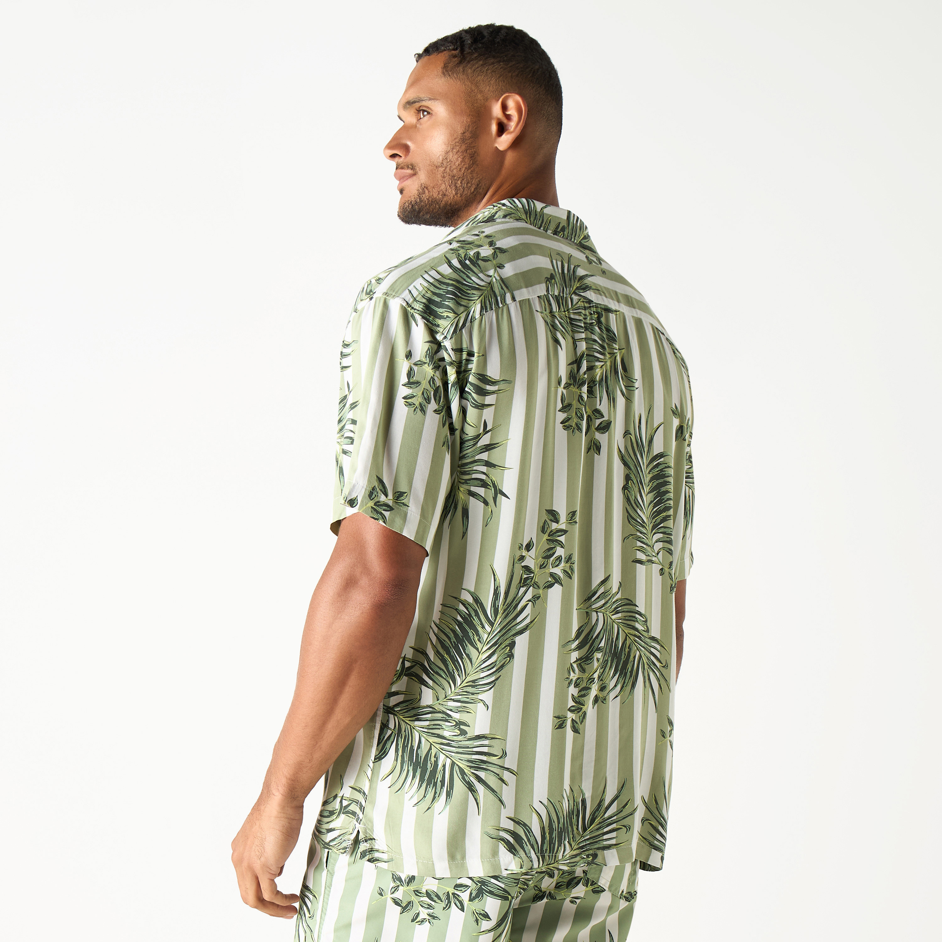 قميص بخطوط استوائية وياقة كوبية وأكمام قصيرة من جاك آند جونز -men-clothing-shirts-image-7
