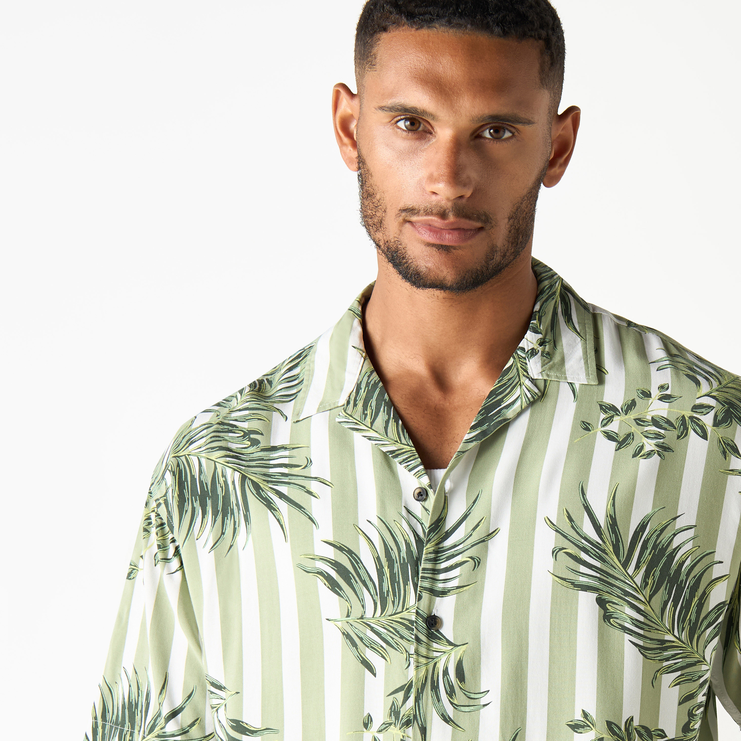 قميص بخطوط استوائية وياقة كوبية وأكمام قصيرة من جاك آند جونز -men-clothing-shirts-image-8