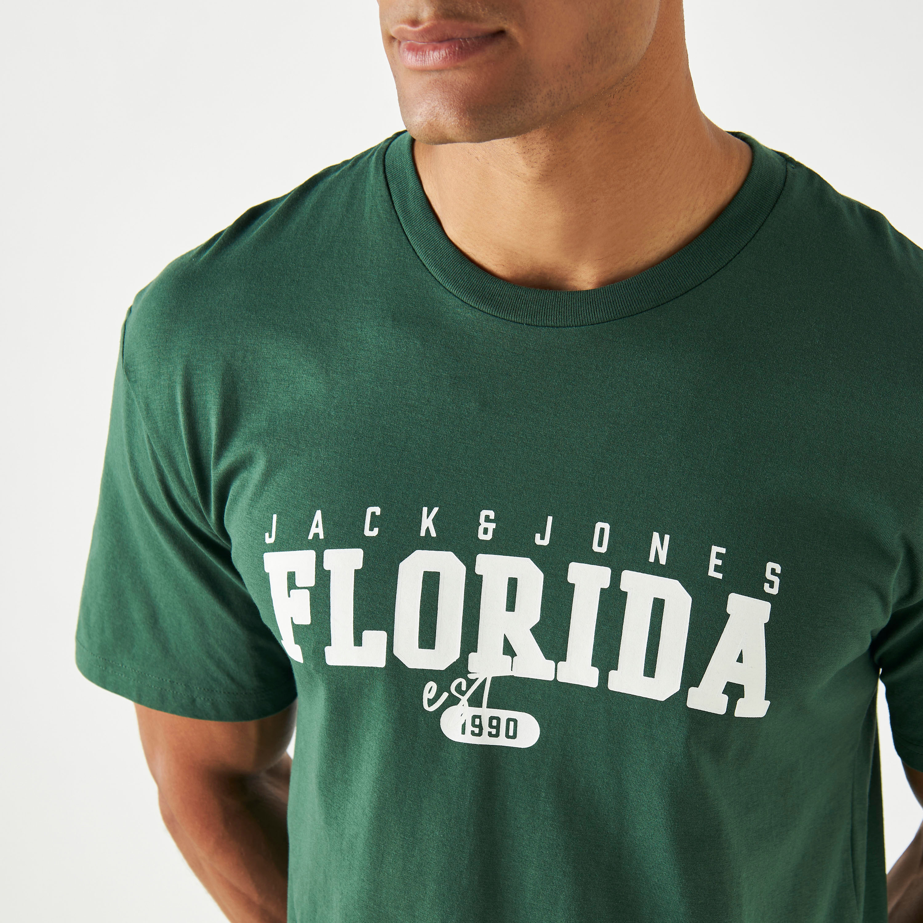 تيشيرت بأكمام قصيرة وياقة دائرية وطبعات من جاك آند جونز-men-clothing-tshirtsandpolos-tshirts-image-4