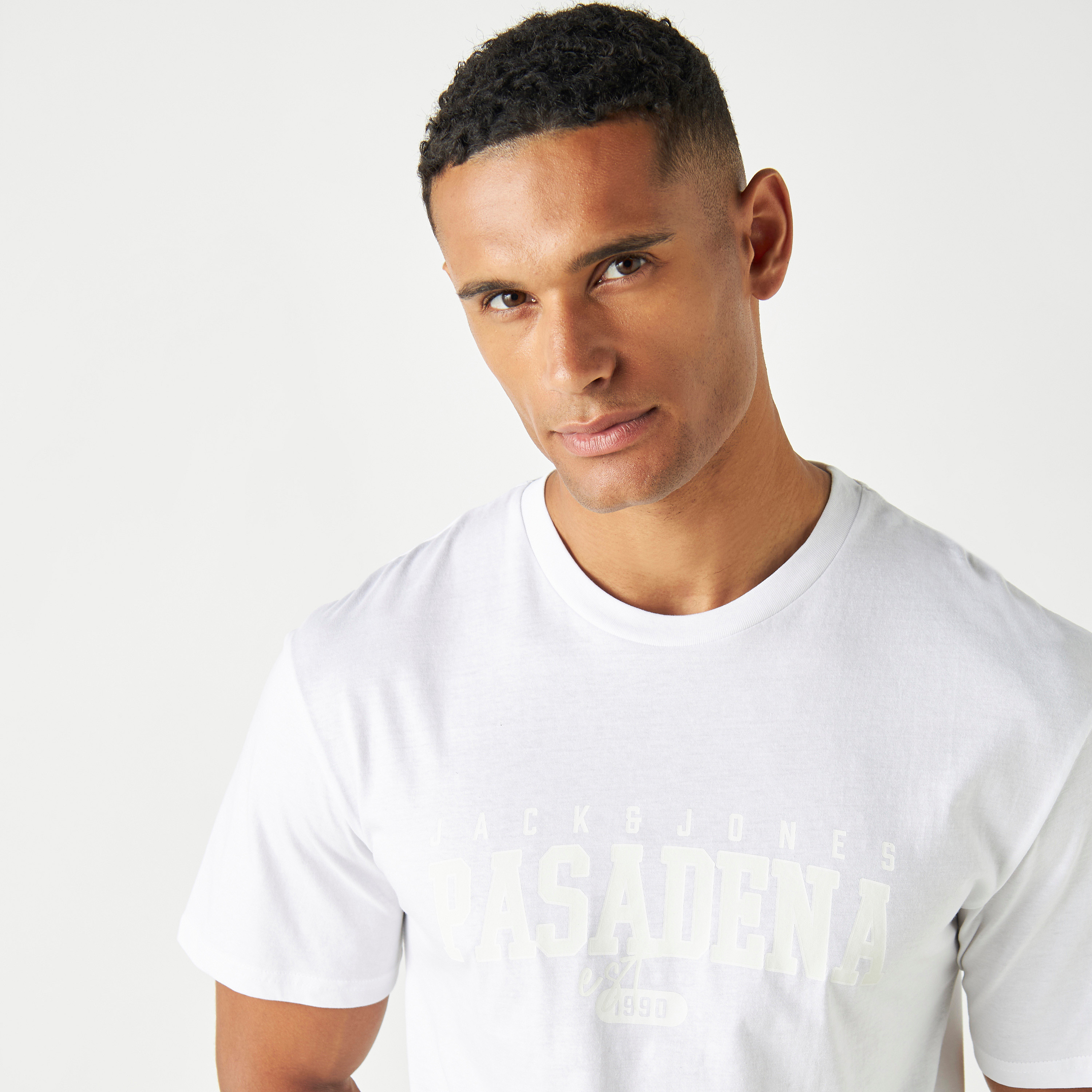 تيشيرت بأكمام قصيرة وياقة دائرية وطبعات من جاك آند جونز-men-clothing-tshirtsandpolos-tshirts-image-9