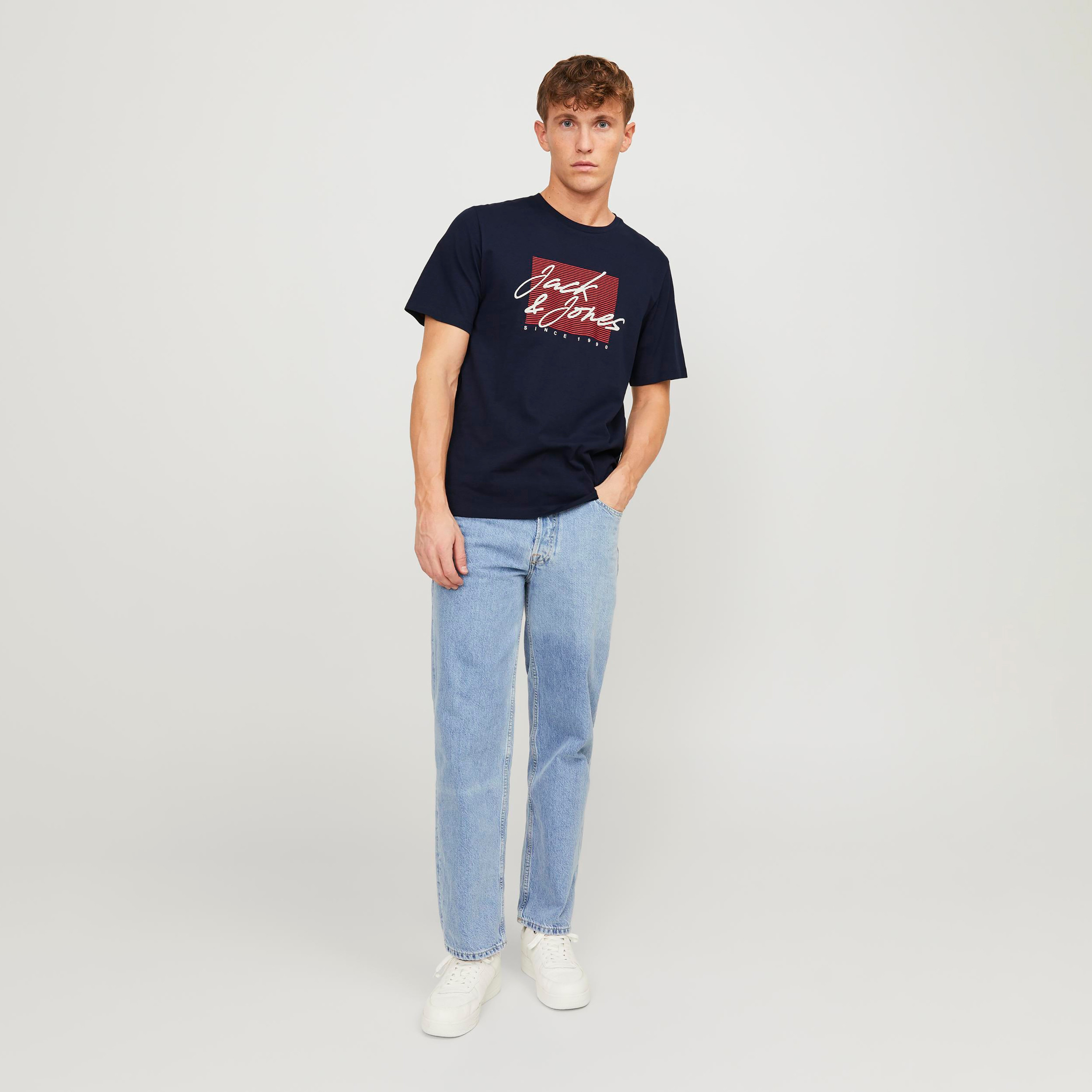 تي شيرت من جاك آند جونز مع شعار بأكمام قصيرة و ياقة مستديرة-men-clothing-tshirtsandpolos-tshirts-image-2