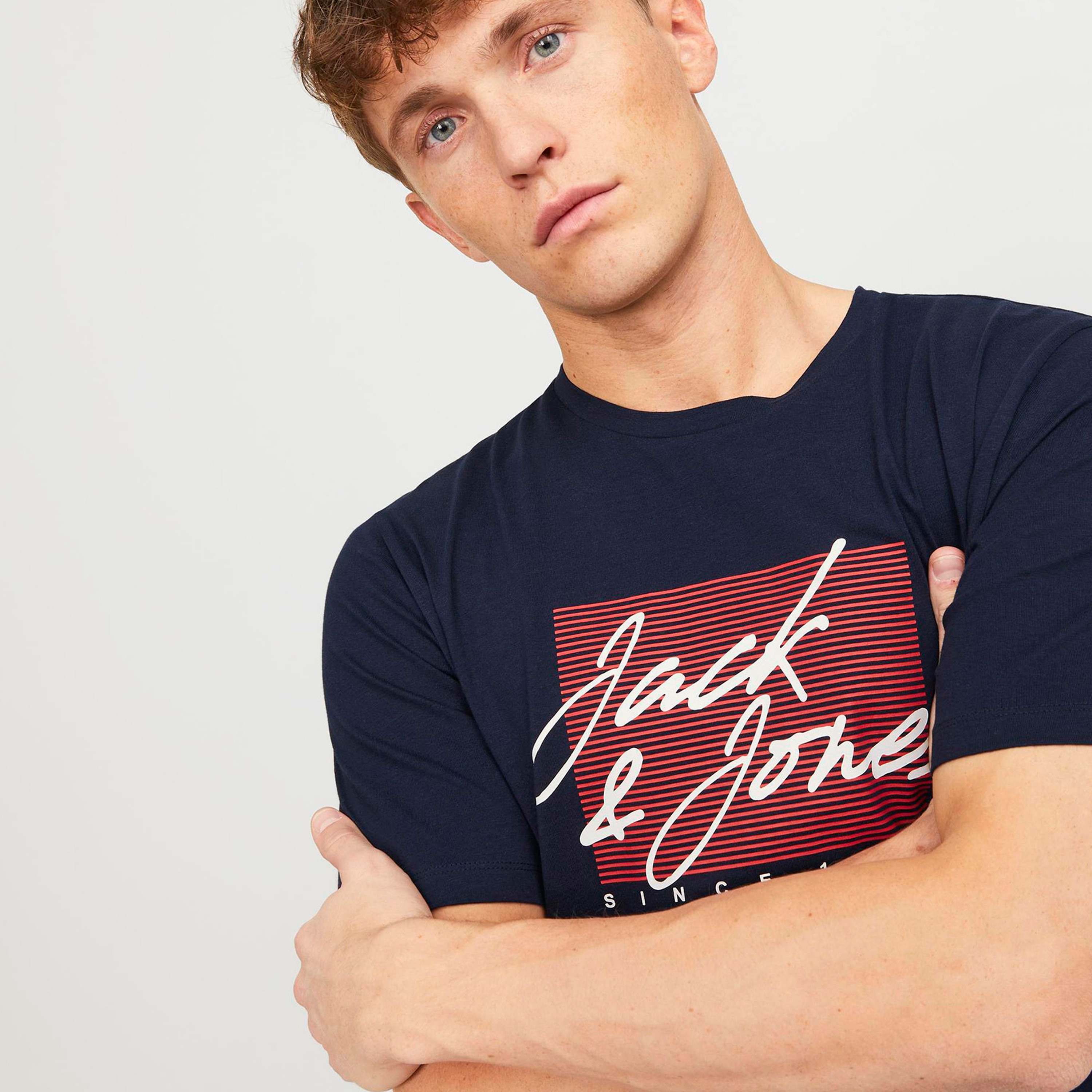 تي شيرت من جاك آند جونز مع شعار بأكمام قصيرة و ياقة مستديرة-men-clothing-tshirtsandpolos-tshirts-image-3