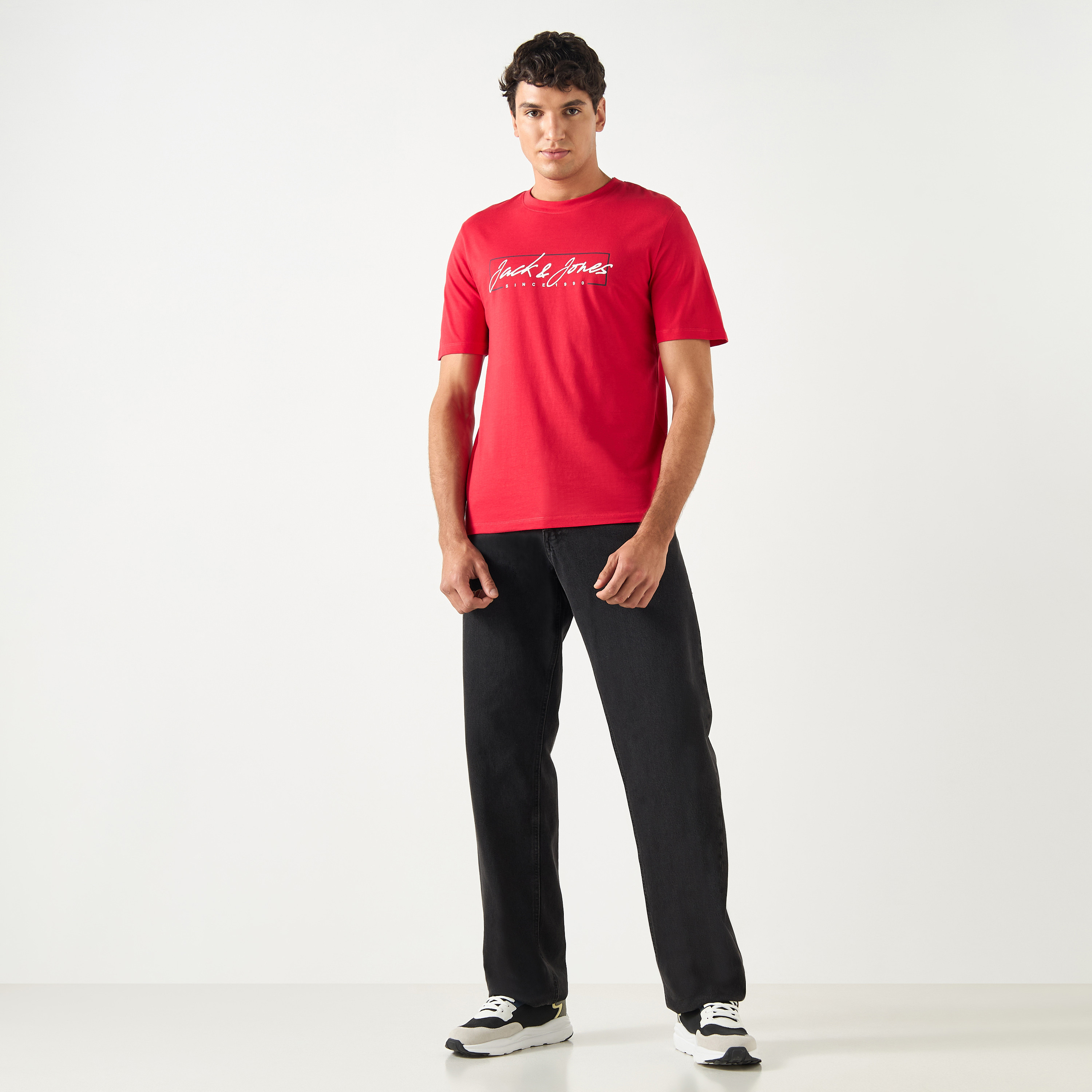 تي شيرت من جاك آند جونز مع شعار بأكمام قصيرة و ياقة مستديرة-men-clothing-tshirtsandpolos-tshirts-image-10