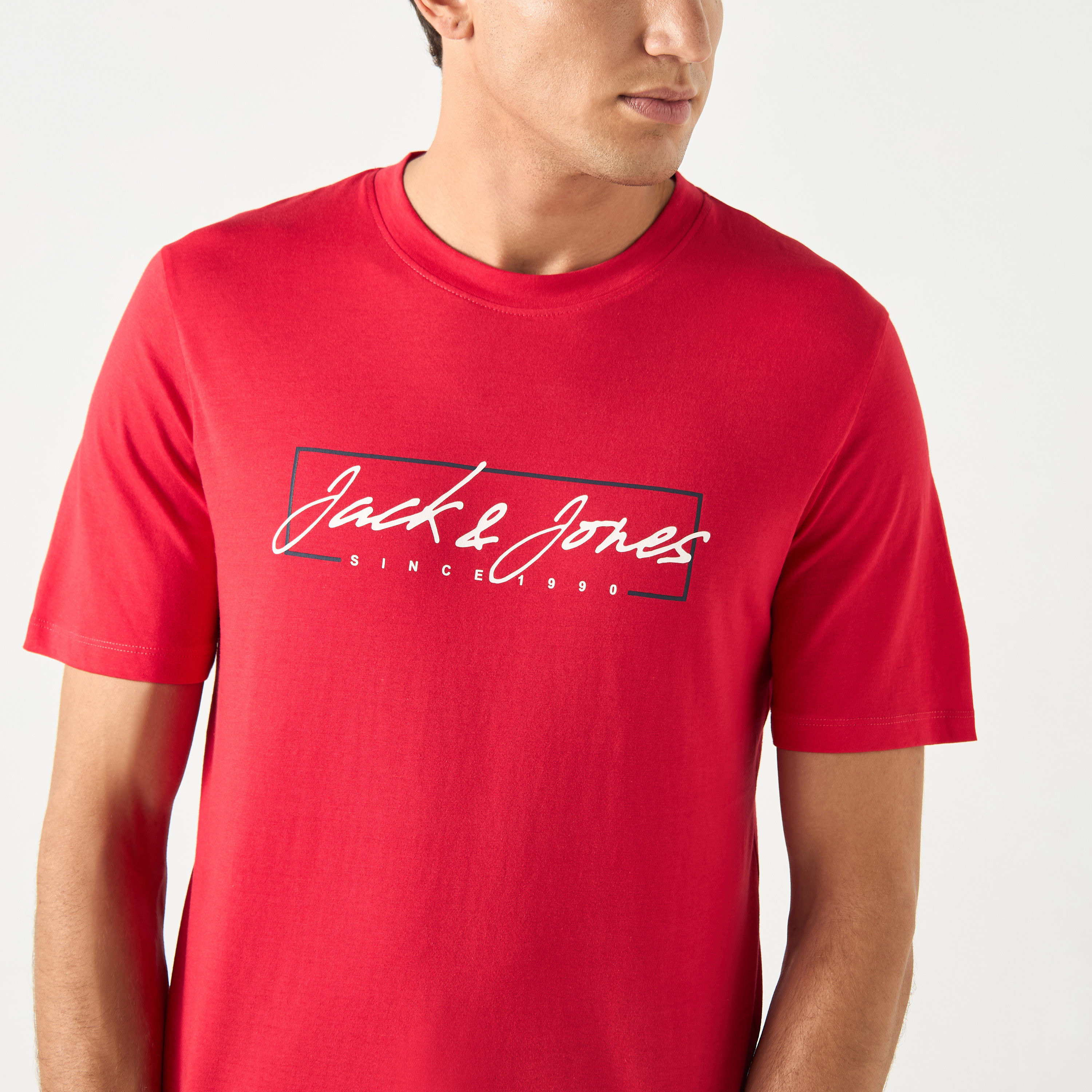 تي شيرت من جاك آند جونز مع شعار بأكمام قصيرة و ياقة مستديرة-men-clothing-tshirtsandpolos-tshirts-image-12