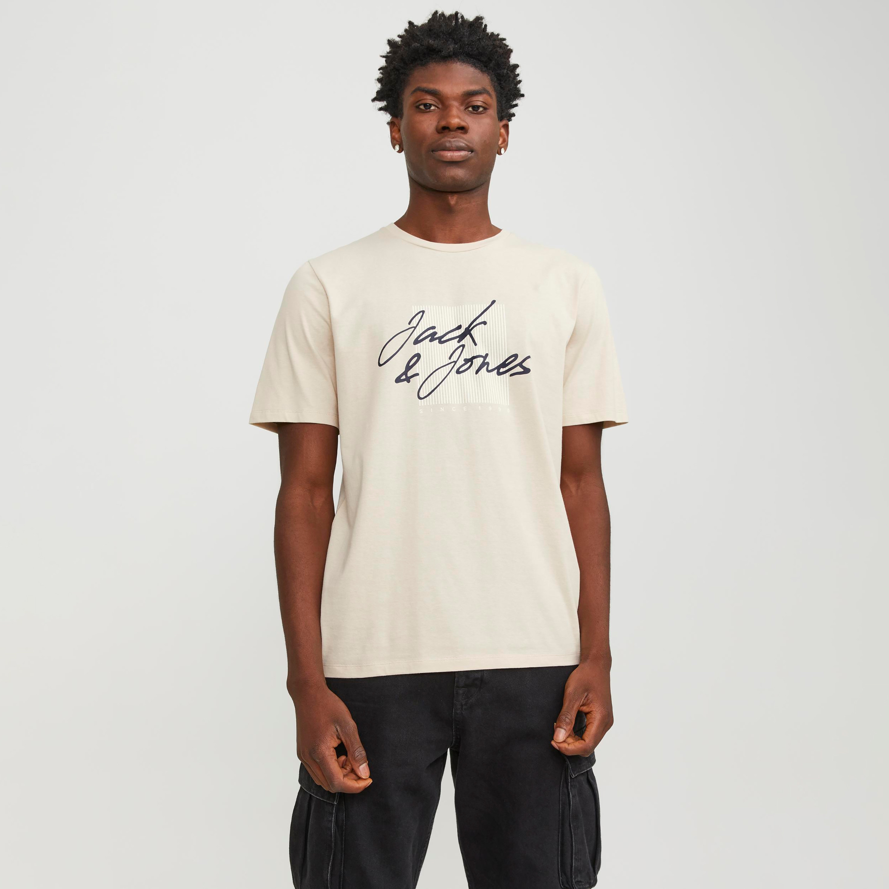 تي شيرت من جاك آند جونز مع شعار بأكمام قصيرة و ياقة مستديرة-men-clothing-tshirtsandpolos-tshirts-image-5