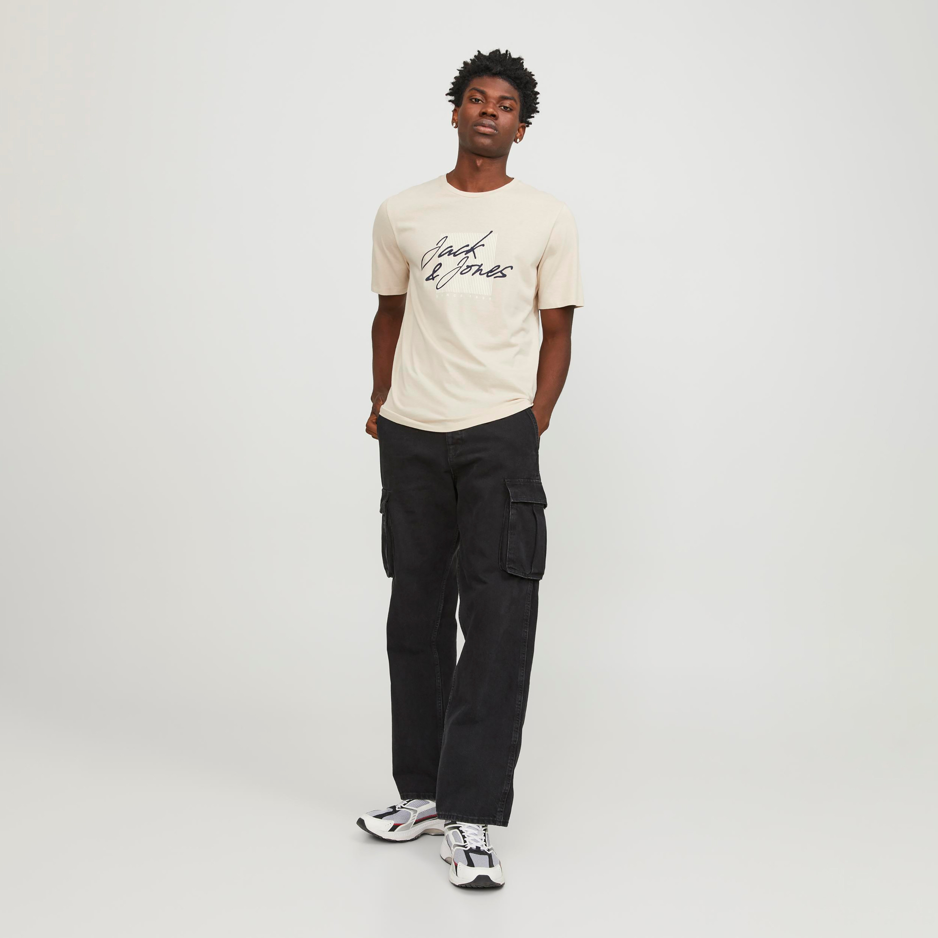 تي شيرت من جاك آند جونز مع شعار بأكمام قصيرة و ياقة مستديرة-men-clothing-tshirtsandpolos-tshirts-image-6