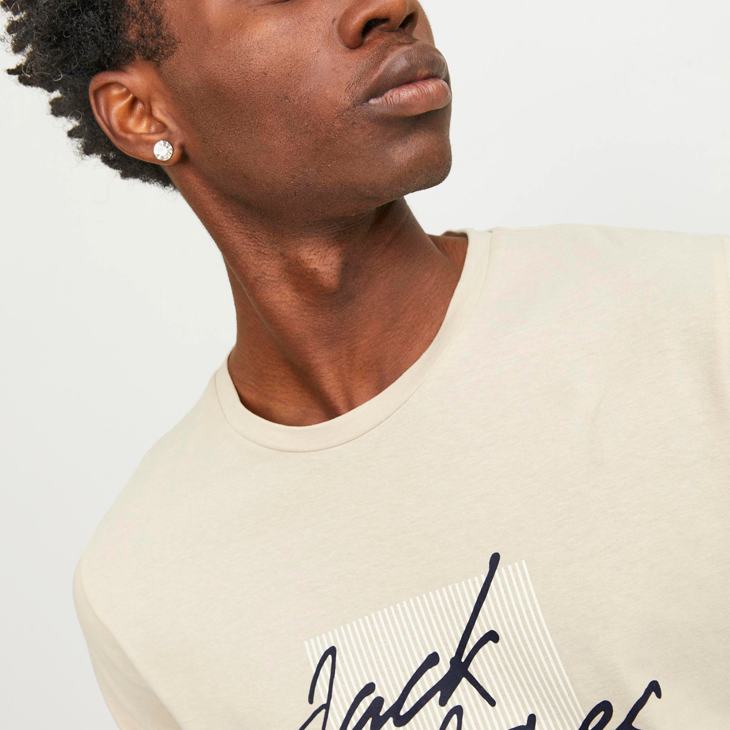 تي شيرت من جاك آند جونز مع شعار بأكمام قصيرة و ياقة مستديرة-men-clothing-tshirtsandpolos-tshirts-image-7