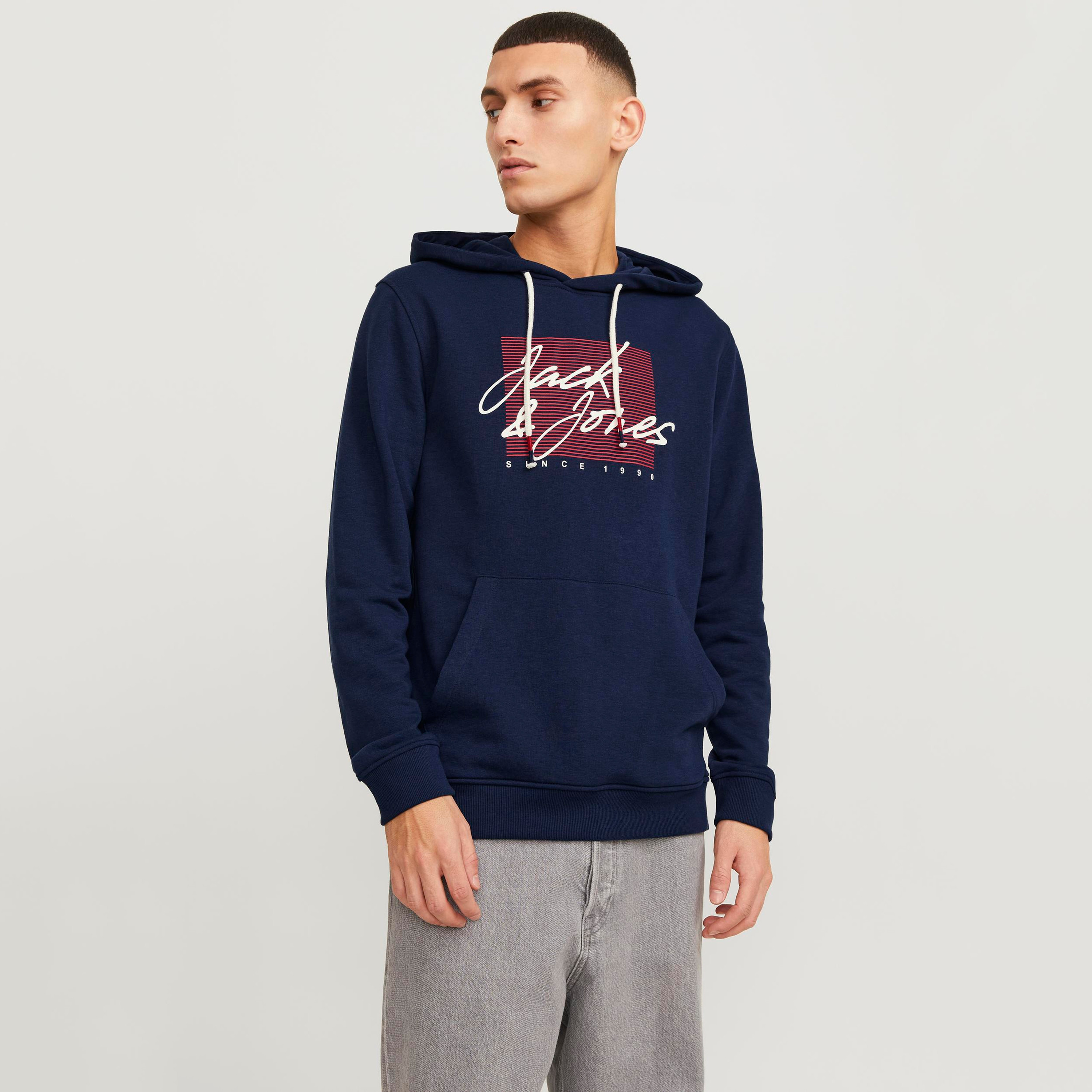هودي بطبعة شعار من جاك آند جونز مع جيب الكنغر-men-winterwear-hoodiesandsweatshirts-image-1