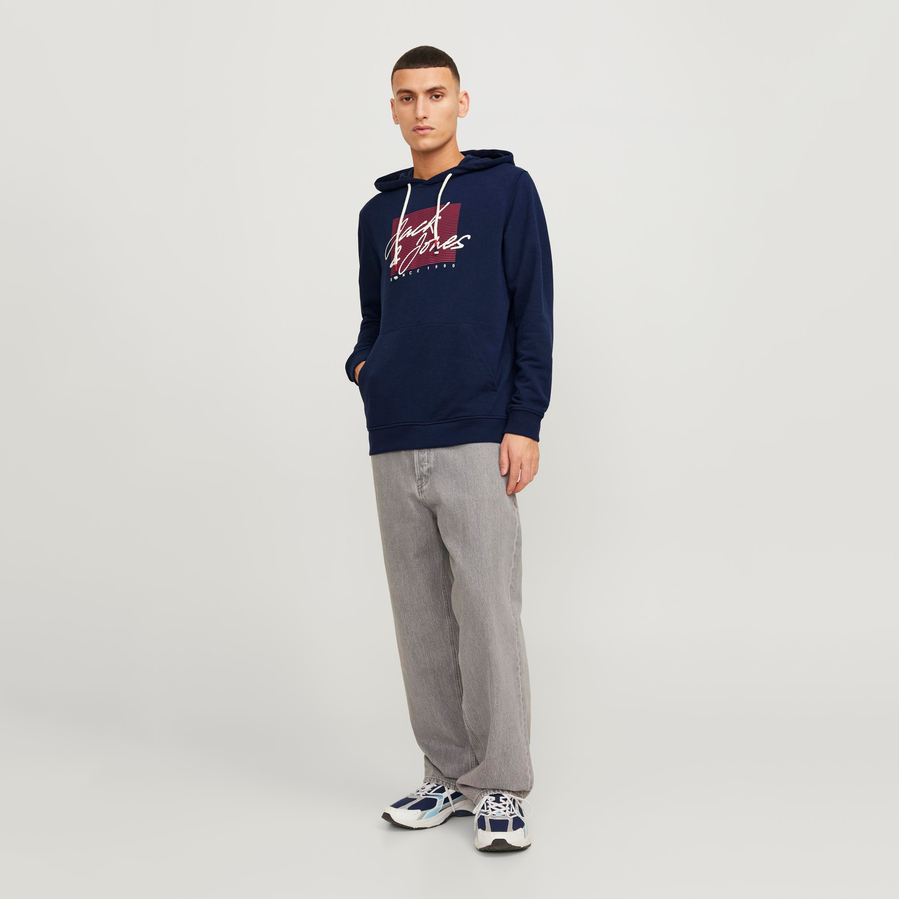 هودي بطبعة شعار من جاك آند جونز مع جيب الكنغر-men-winterwear-hoodiesandsweatshirts-image-2