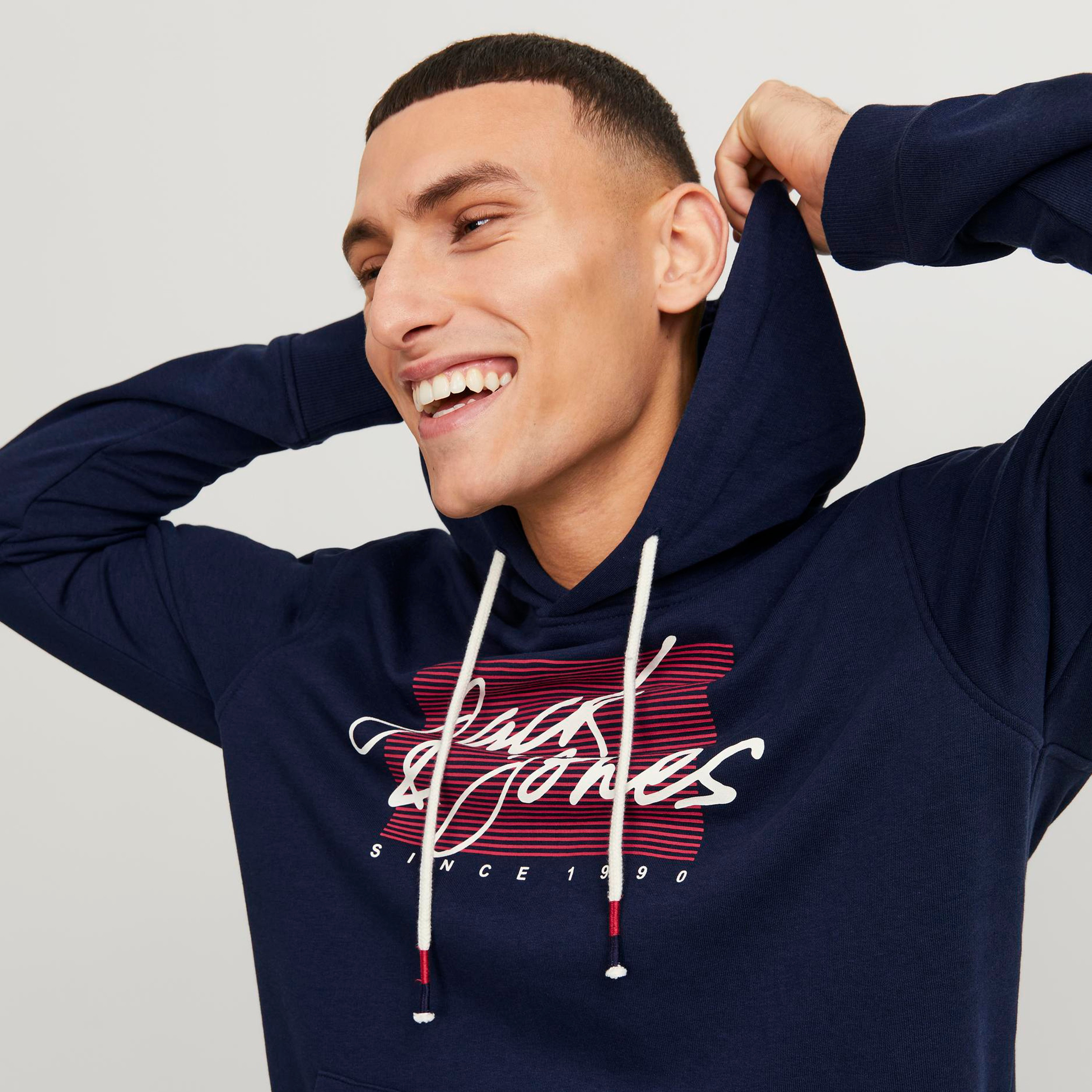هودي بطبعة شعار من جاك آند جونز مع جيب الكنغر-men-winterwear-hoodiesandsweatshirts-image-3