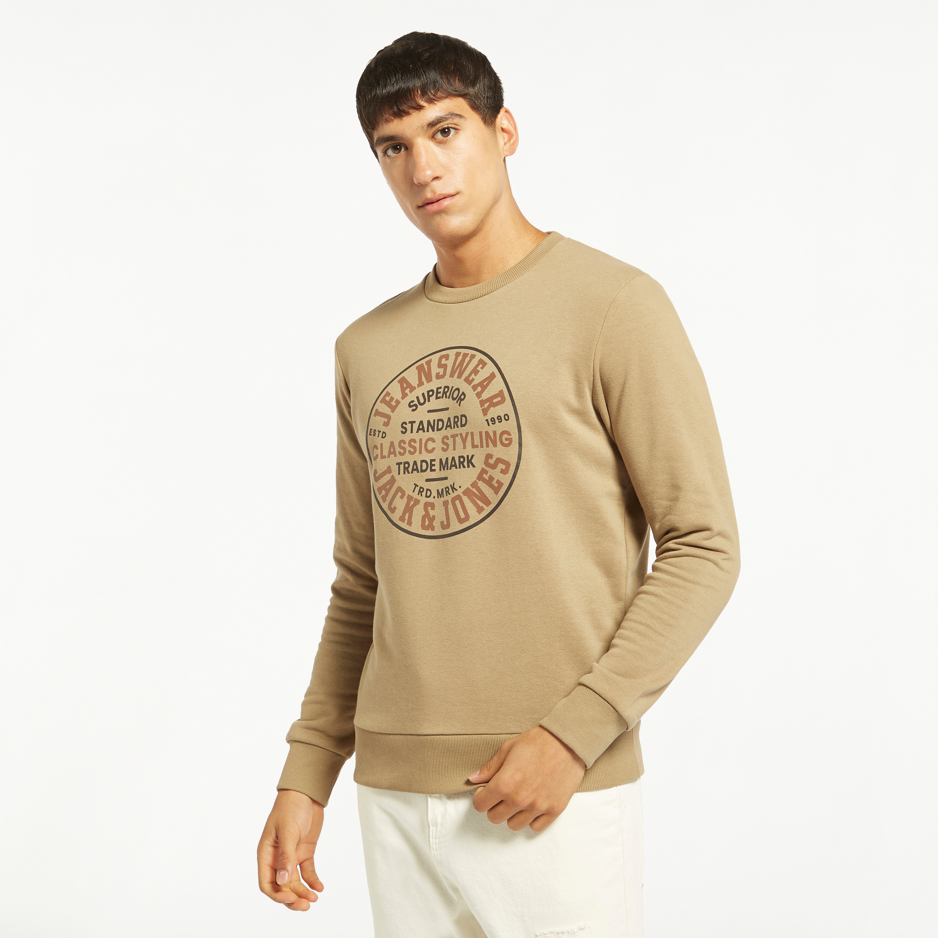  سويت شيرت من جاك آند جونز مع مطبوع بأكمام طويلة وياقة مستديرة-men-winterwear-hoodiesandsweatshirts-image-1