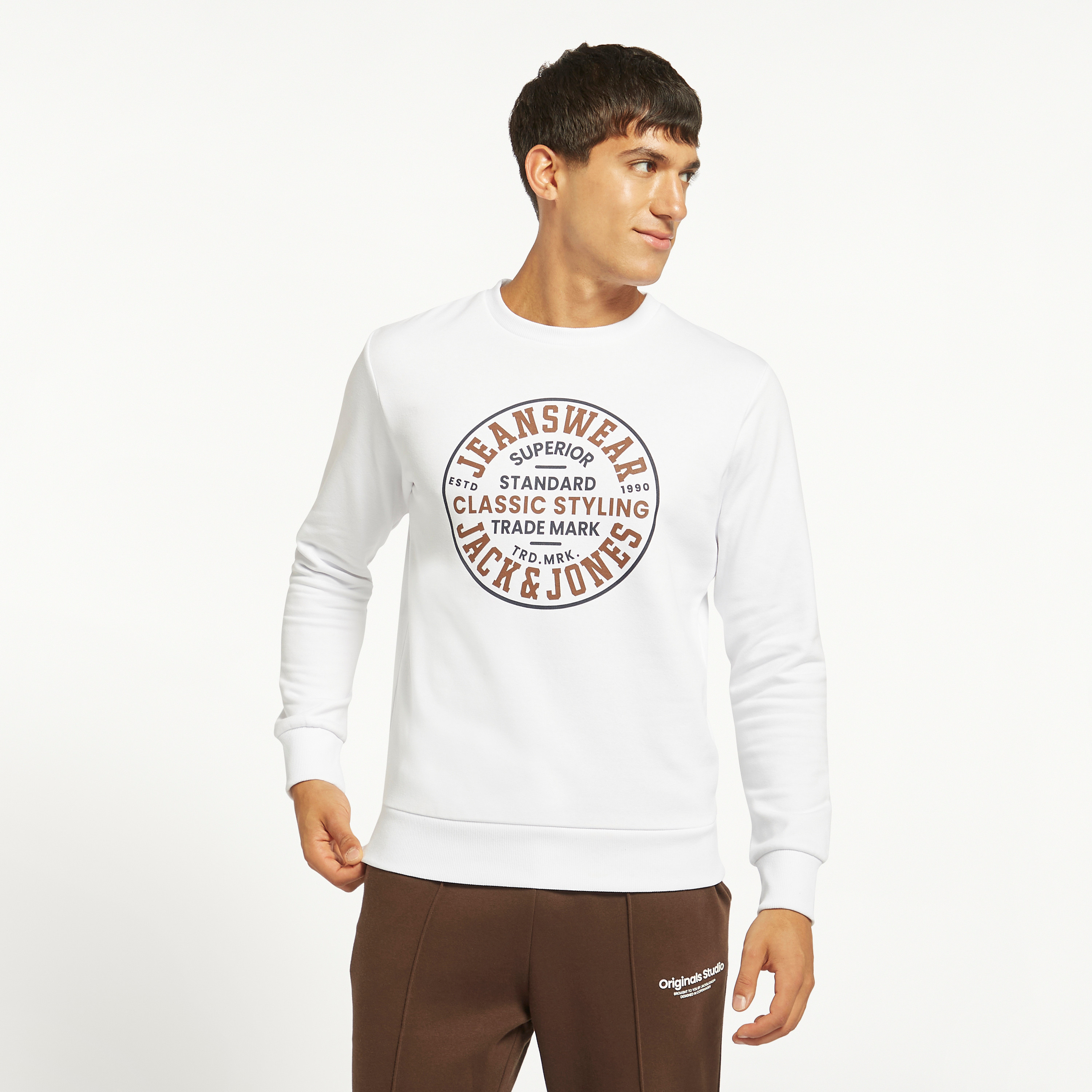  سويت شيرت من جاك آند جونز مع مطبوع بأكمام طويلة وياقة مستديرة-men-winterwear-hoodiesandsweatshirts-image-9