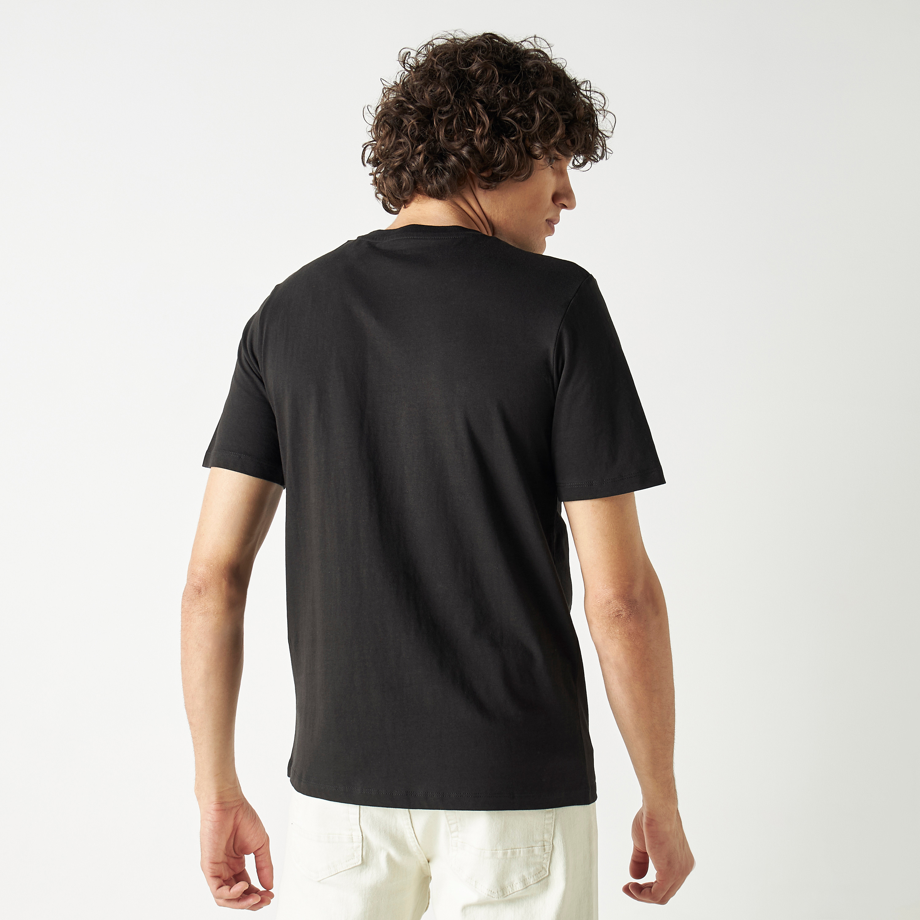 تي شيرت من جاك آند جونز مع شعار بأكمام قصيرة و ياقة مستديرة-men-clothing-tshirtsandpolos-tshirts-image-3