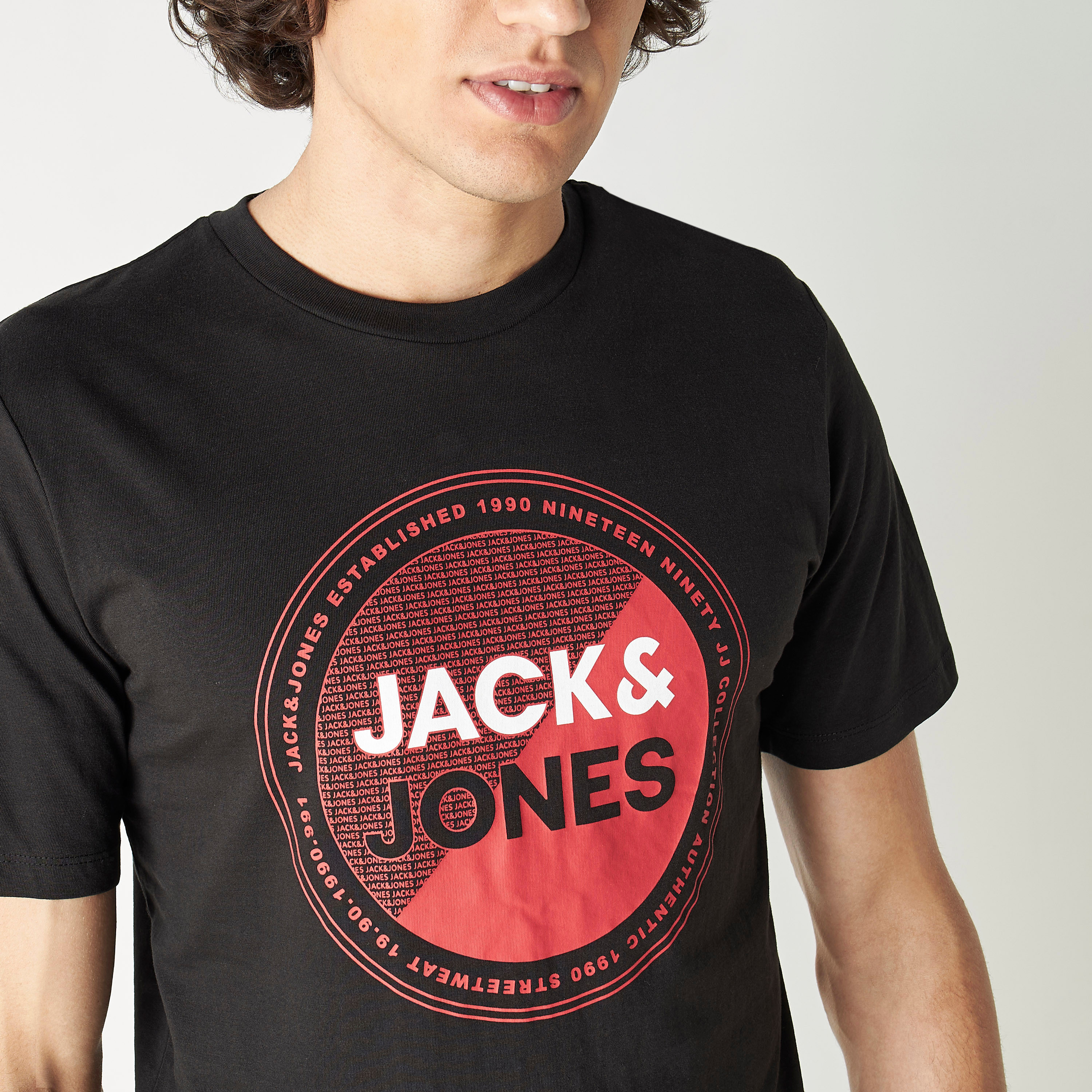 تي شيرت من جاك آند جونز مع شعار بأكمام قصيرة و ياقة مستديرة-men-clothing-tshirtsandpolos-tshirts-image-4