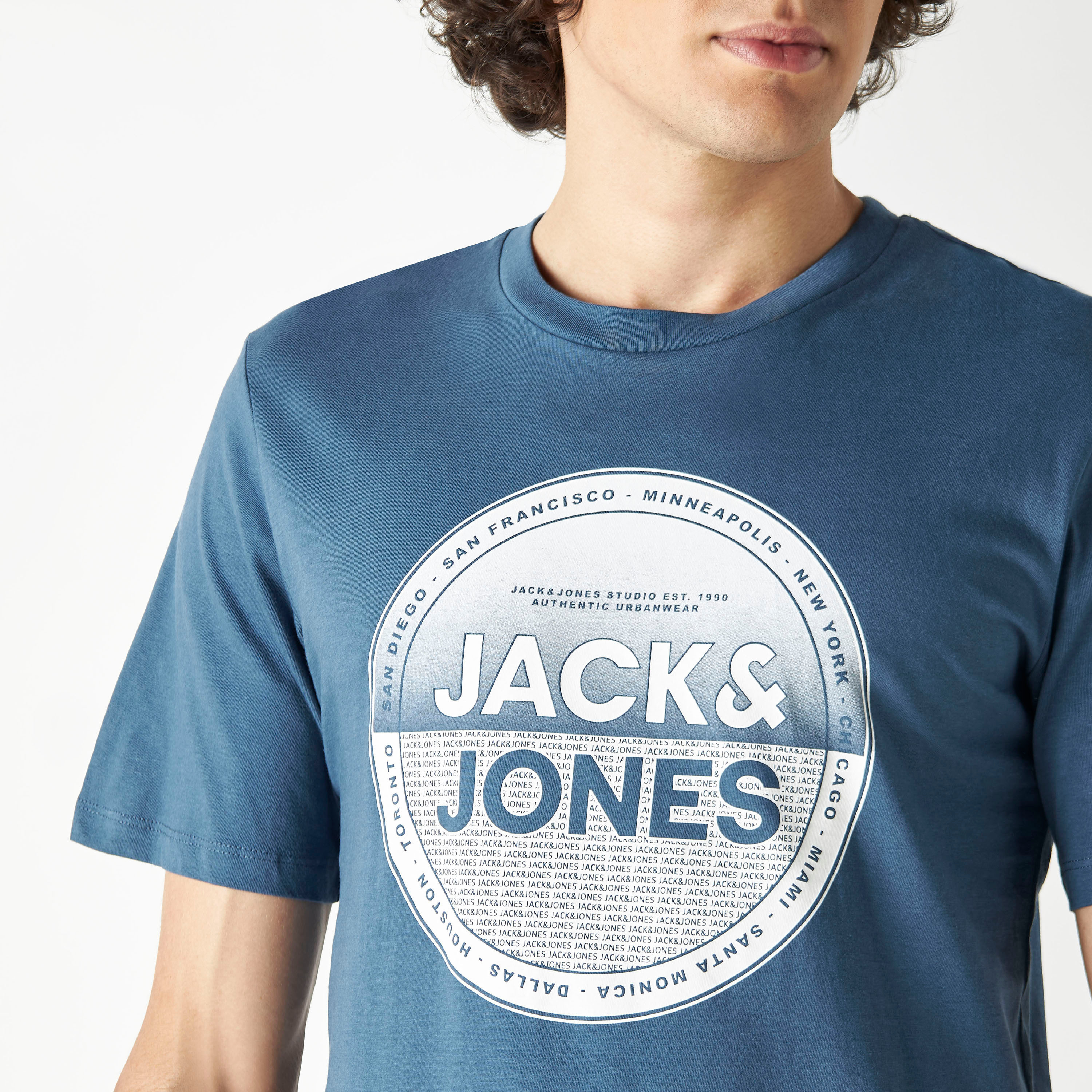 تي شيرت من جاك آند جونز مع شعار بأكمام قصيرة و ياقة مستديرة-men-clothing-tshirtsandpolos-tshirts-image-12