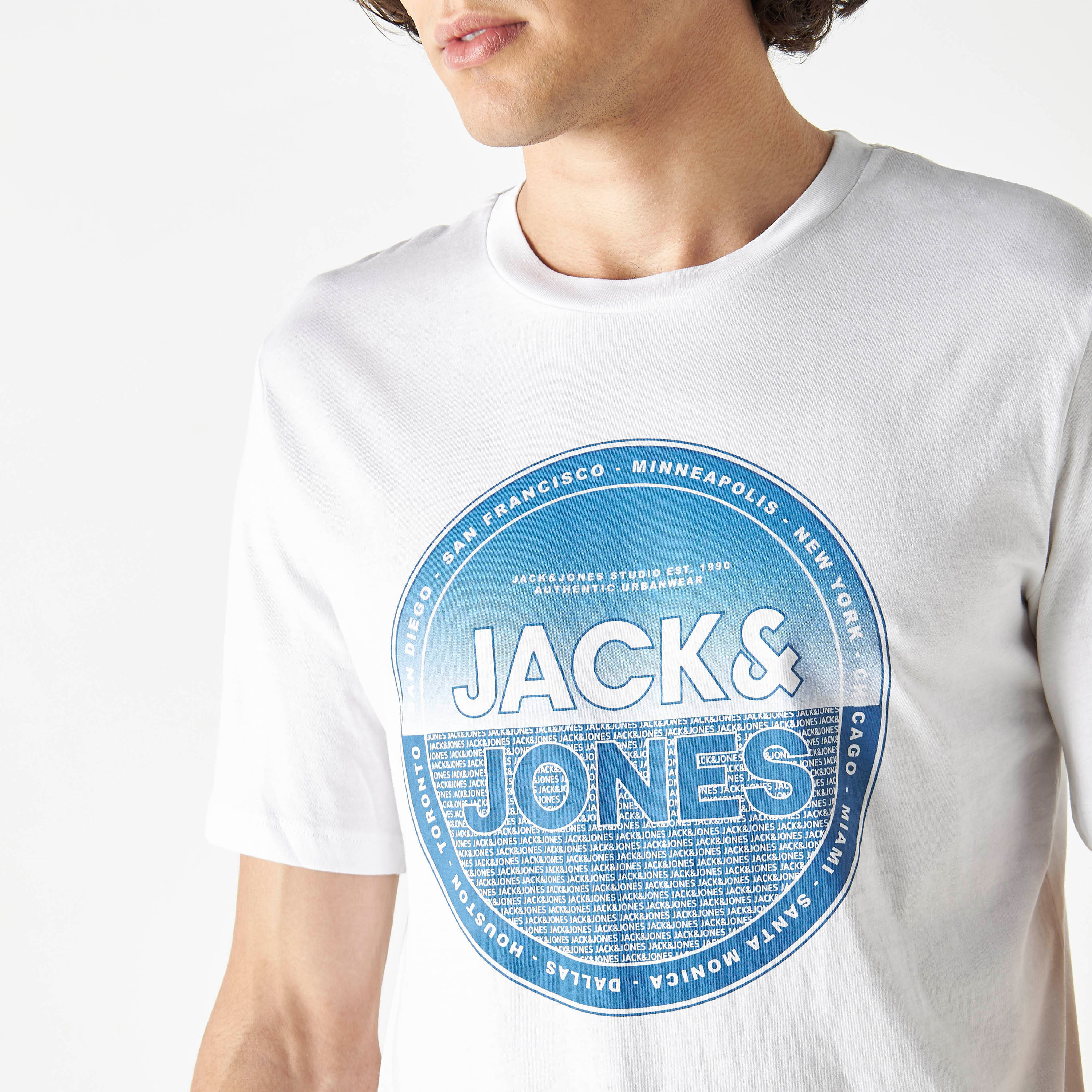 تي شيرت من جاك آند جونز مع شعار بأكمام قصيرة و ياقة مستديرة-men-clothing-tshirtsandpolos-tshirts-image-16