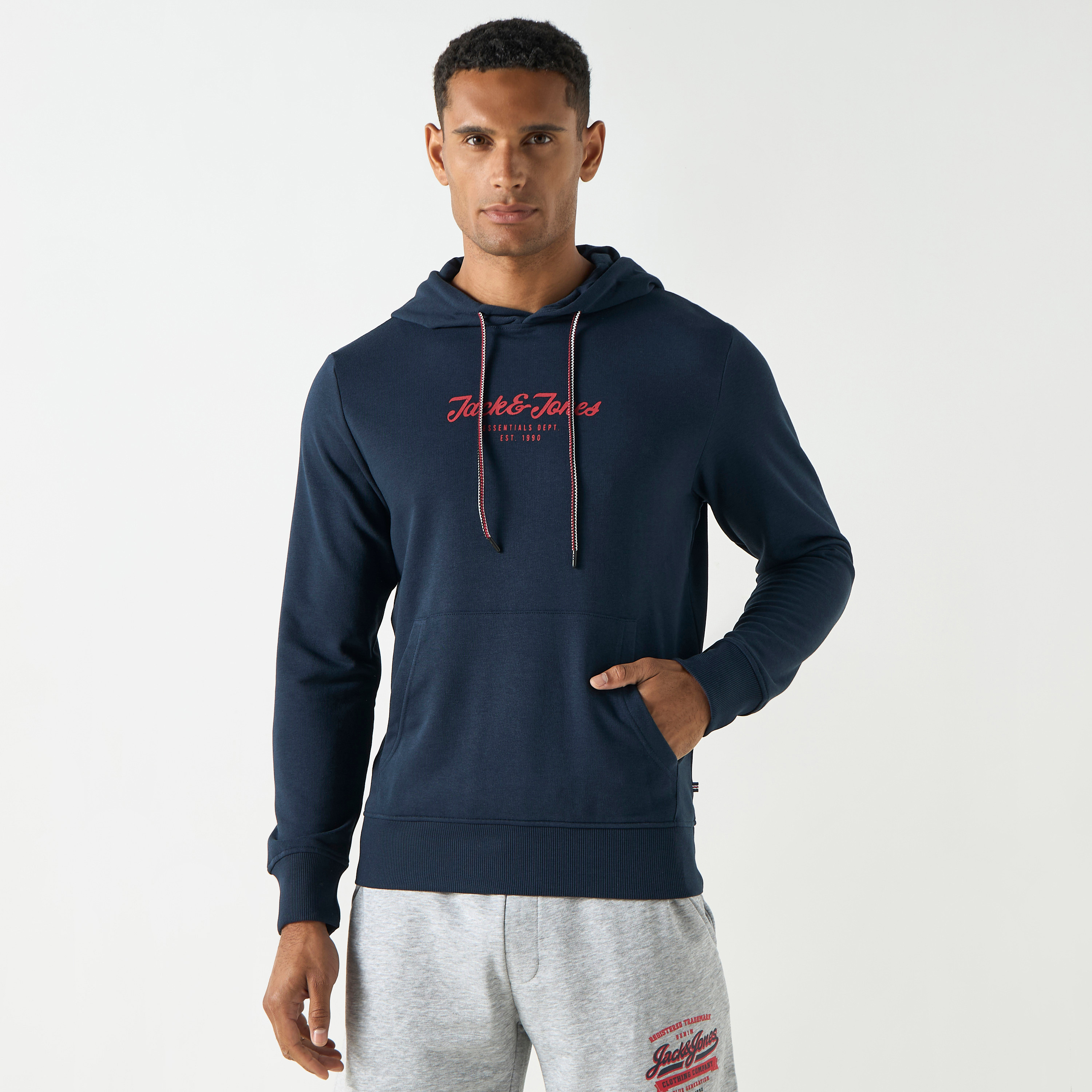 هودي بشعار من جاك آند جونز مع جيب كانغارو-men-winterwear-hoodiesandsweatshirts-image-5