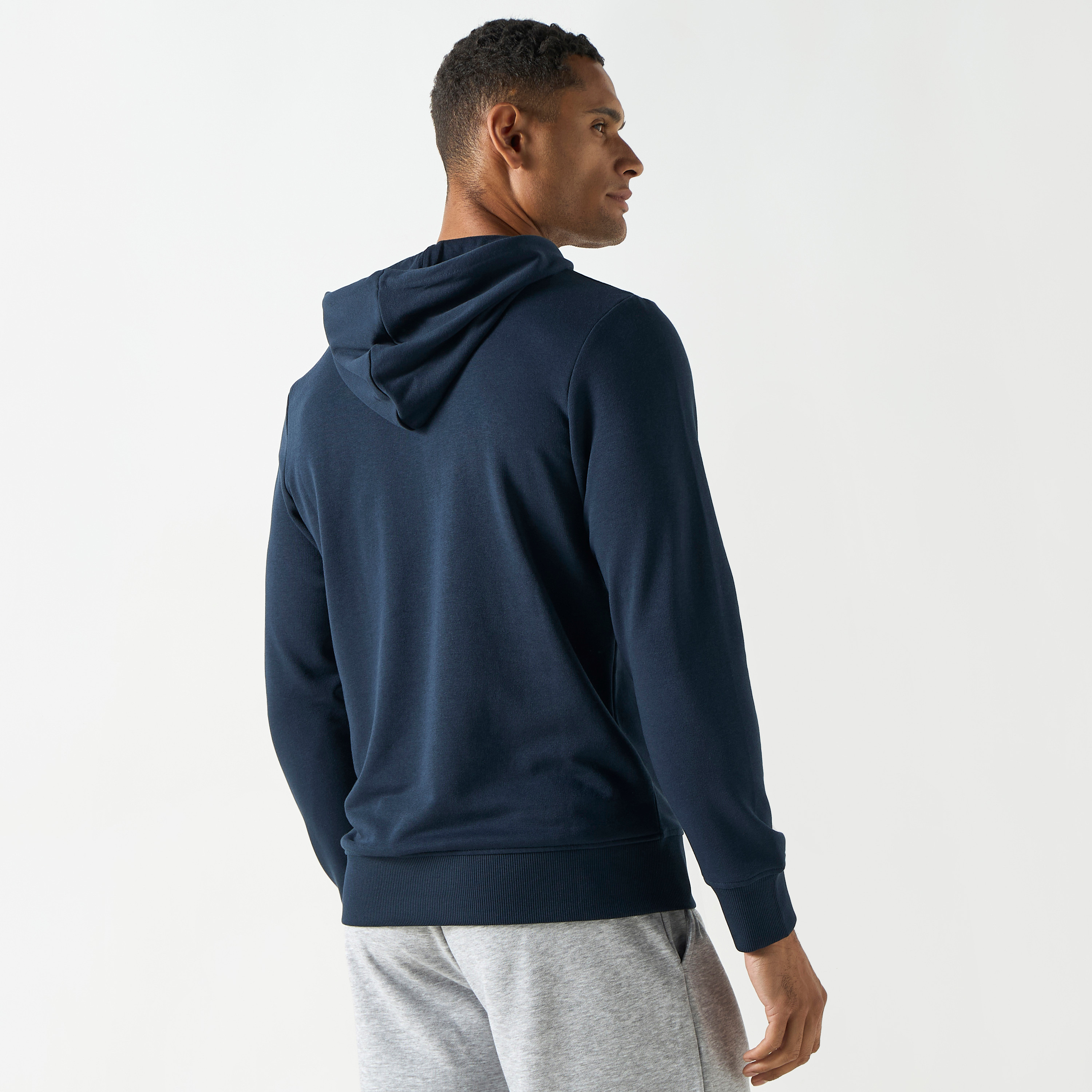 هودي بشعار من جاك آند جونز مع جيب كانغارو-men-winterwear-hoodiesandsweatshirts-image-7
