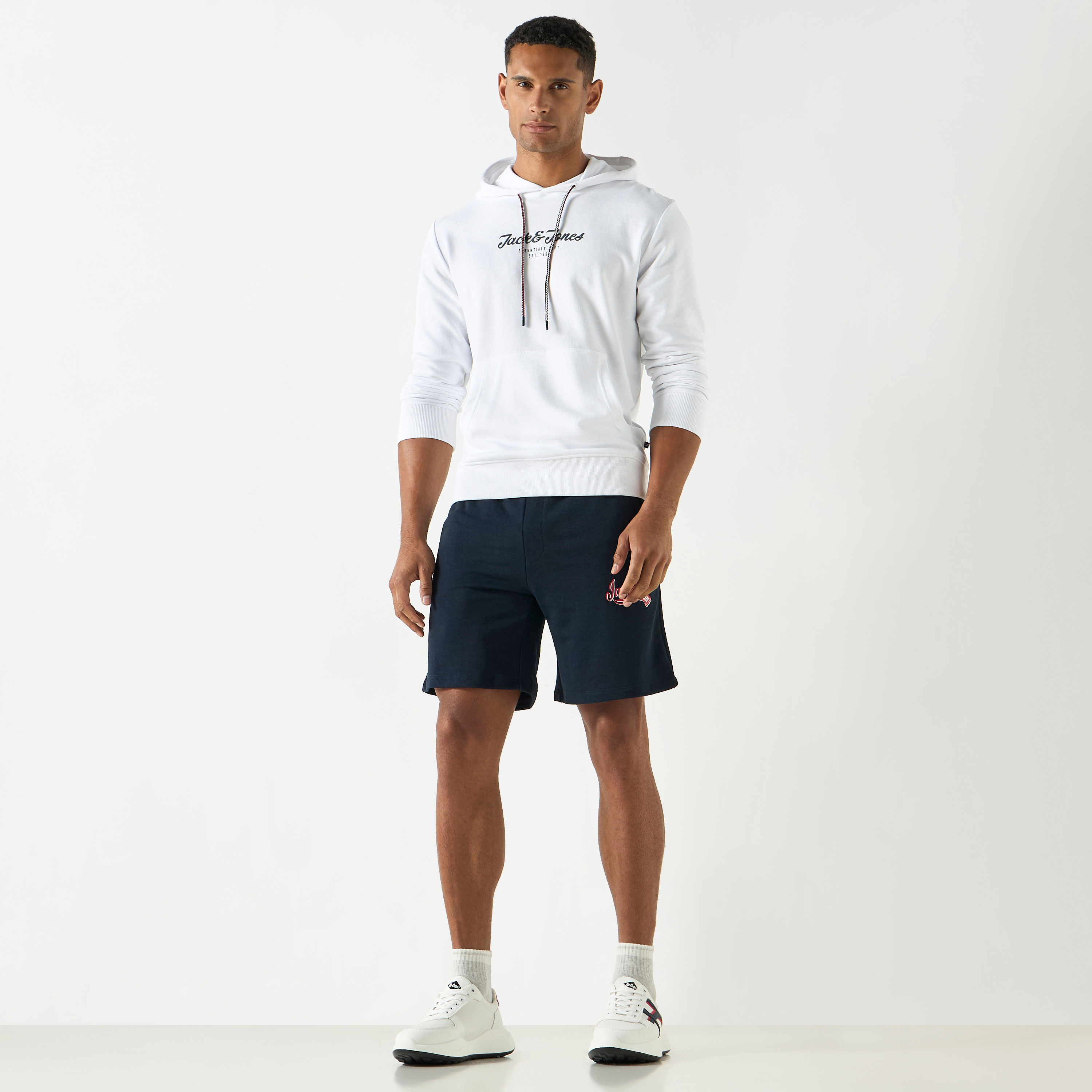 هودي بشعار من جاك آند جونز مع جيب كانغارو-men-winterwear-hoodiesandsweatshirts-image-10