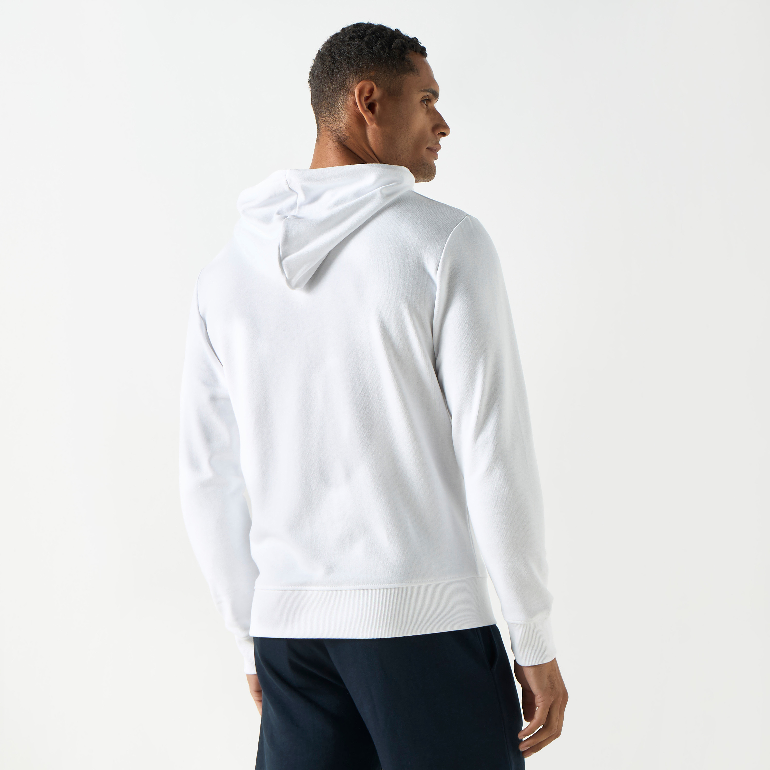 هودي بشعار من جاك آند جونز مع جيب كانغارو-men-winterwear-hoodiesandsweatshirts-image-11