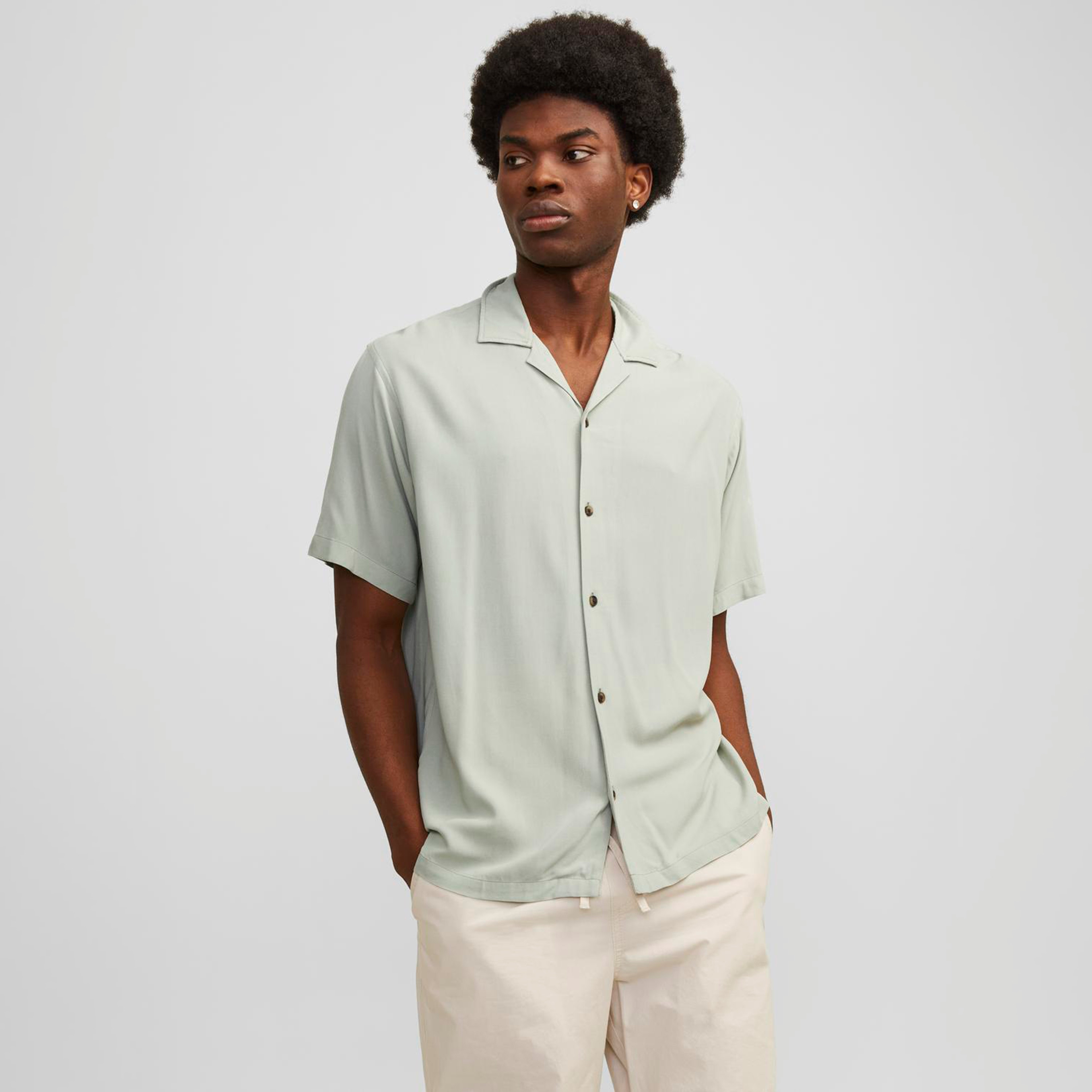 قميص من جاك آند جونز بياقة منتجعية وأكمام قصيرة سادة-men-clothing-shirts-image-1