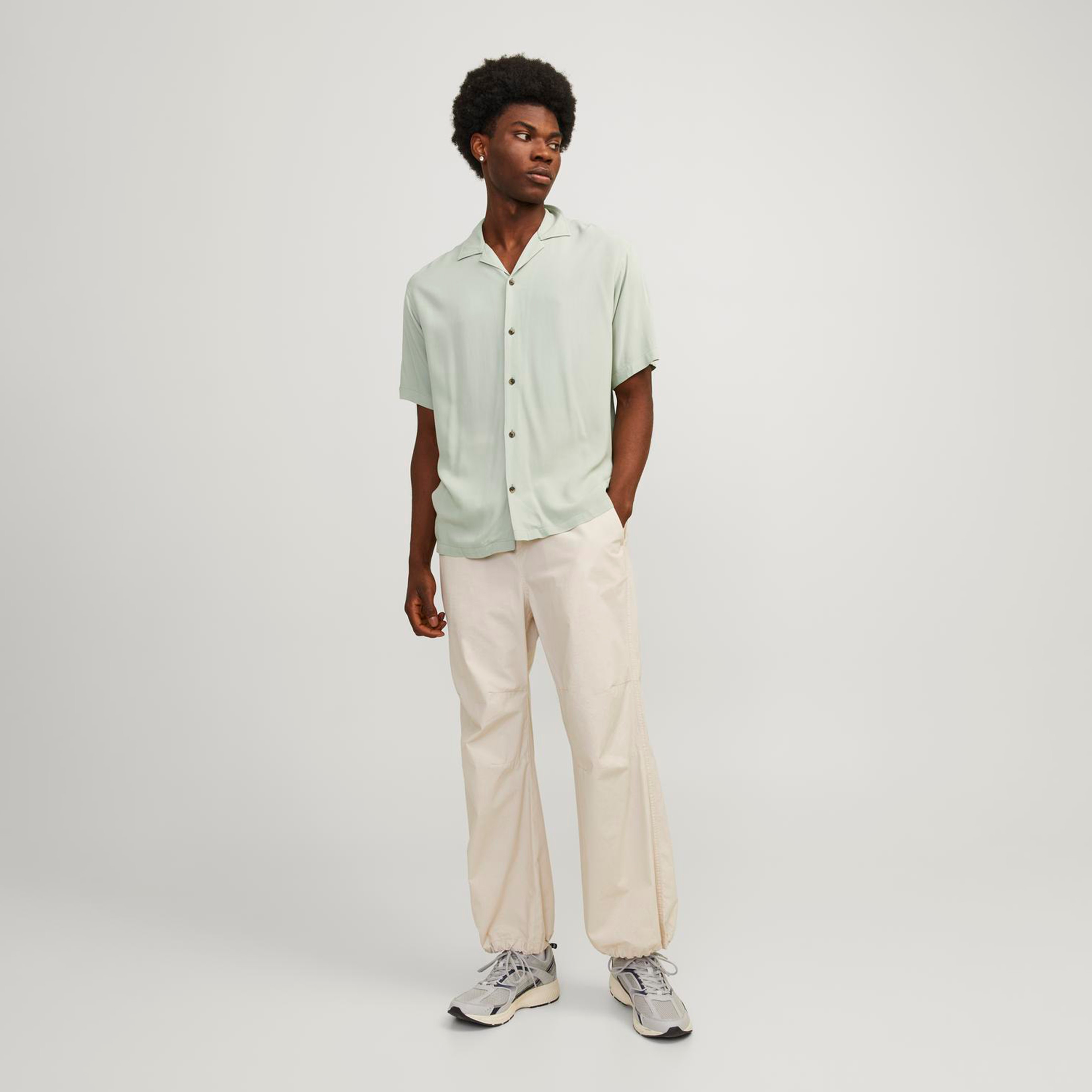 قميص من جاك آند جونز بياقة منتجعية وأكمام قصيرة سادة-men-clothing-shirts-image-2