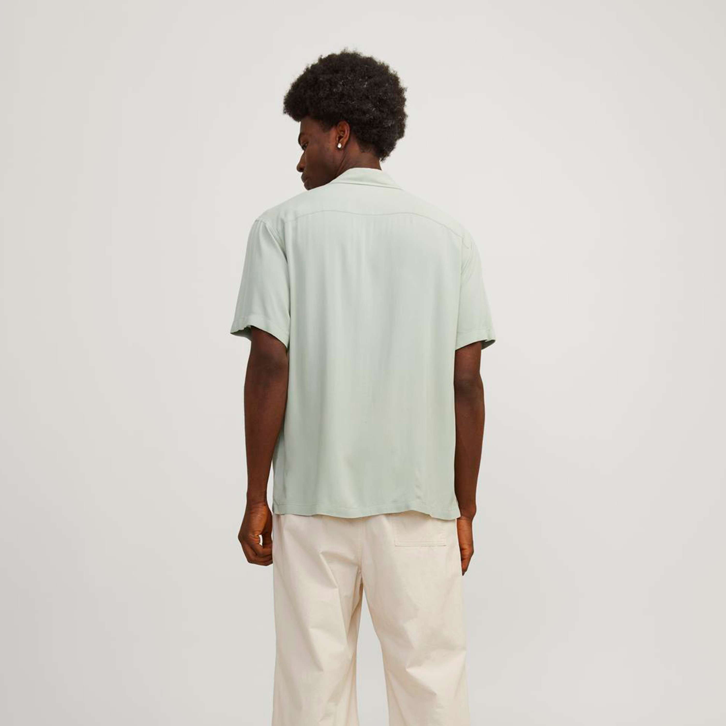 قميص من جاك آند جونز بياقة منتجعية وأكمام قصيرة سادة-men-clothing-shirts-image-4