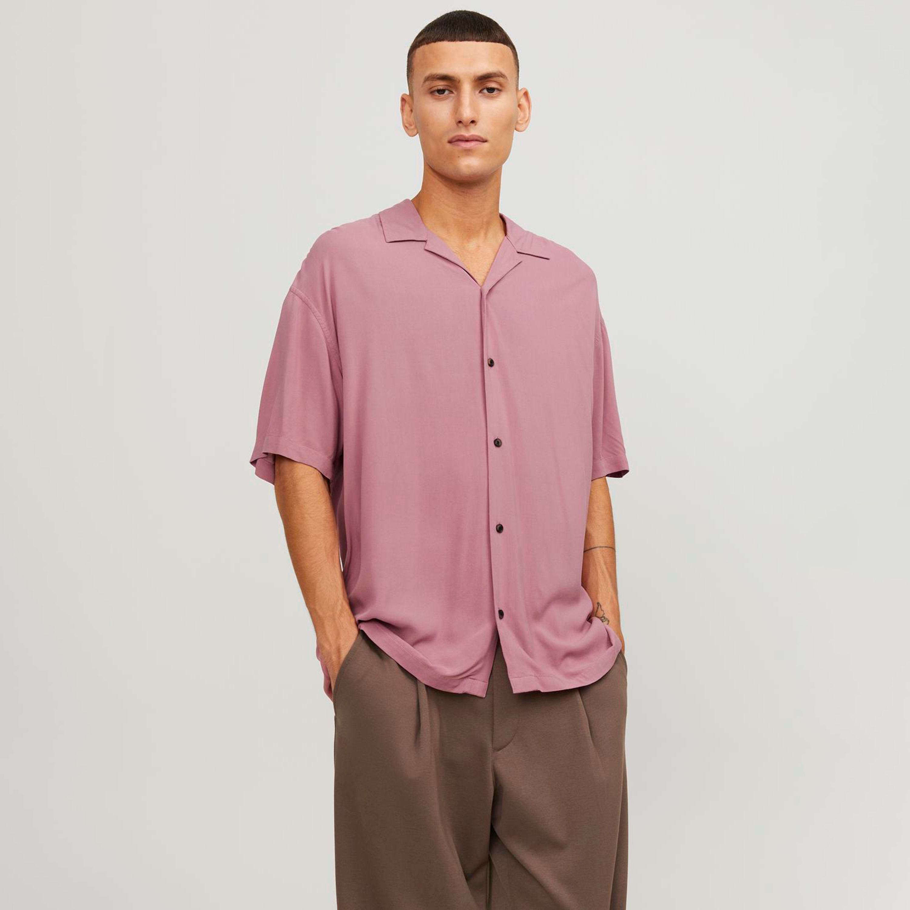 قميص من جاك آند جونز بياقة منتجعية وأكمام قصيرة سادة-men-clothing-shirts-image-5