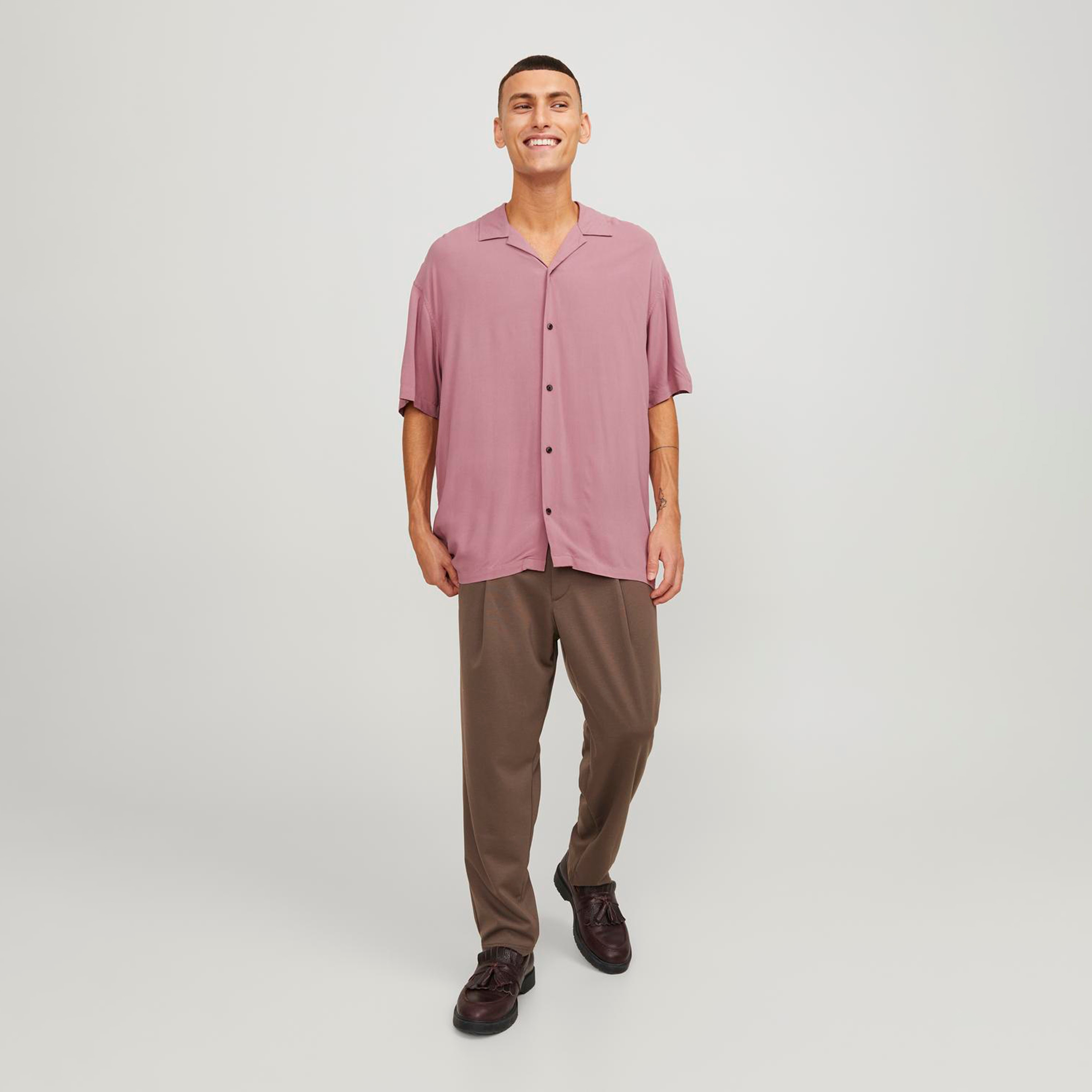 قميص من جاك آند جونز بياقة منتجعية وأكمام قصيرة سادة-men-clothing-shirts-image-6