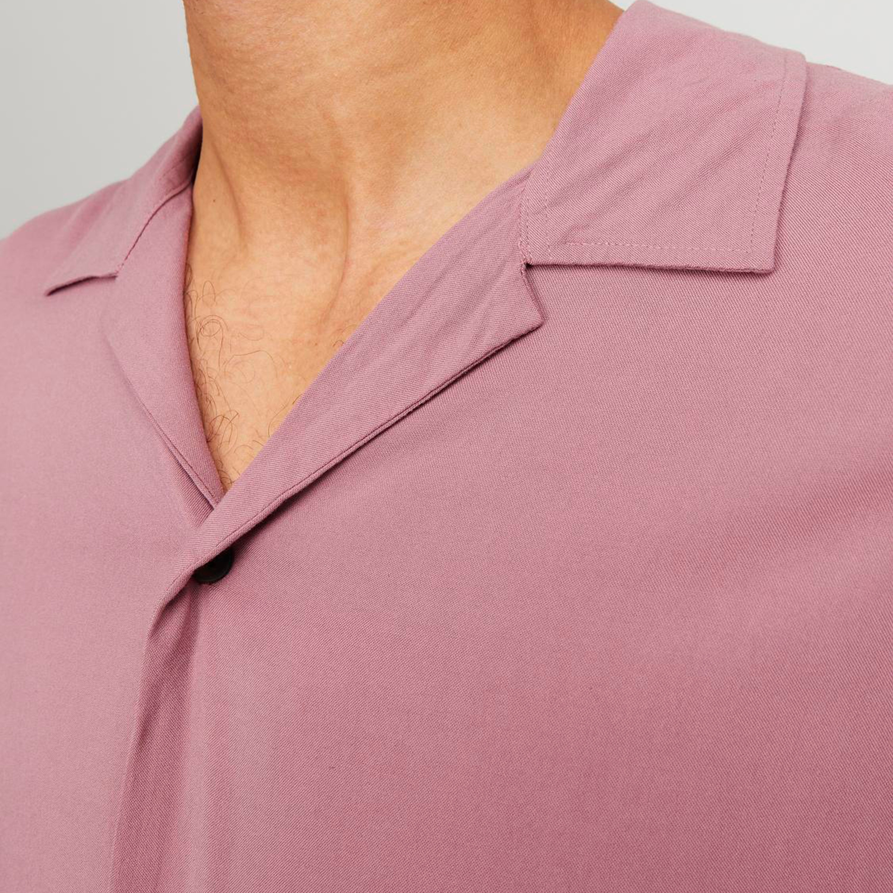 قميص من جاك آند جونز بياقة منتجعية وأكمام قصيرة سادة-men-clothing-shirts-image-7