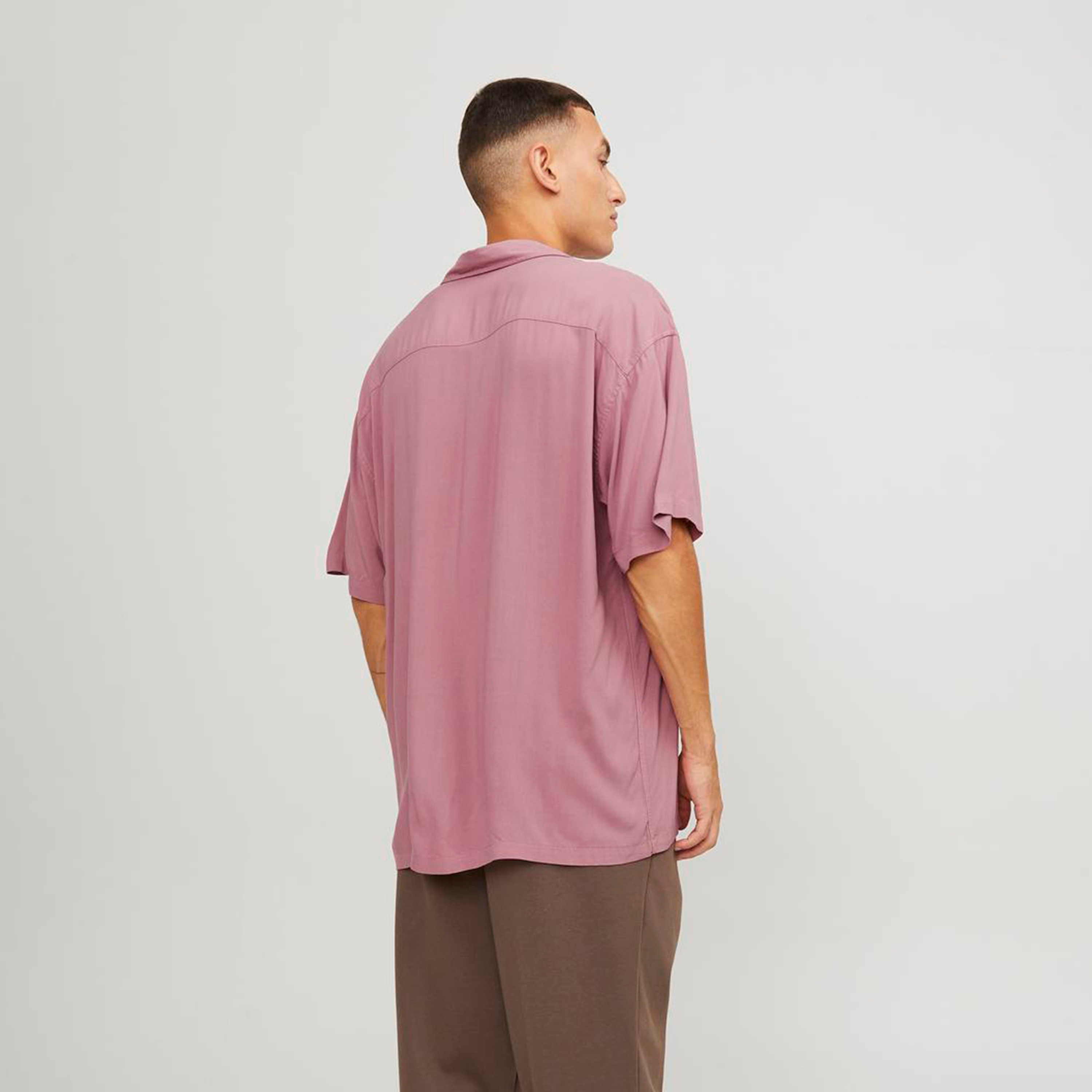 قميص من جاك آند جونز بياقة منتجعية وأكمام قصيرة سادة-men-clothing-shirts-image-8