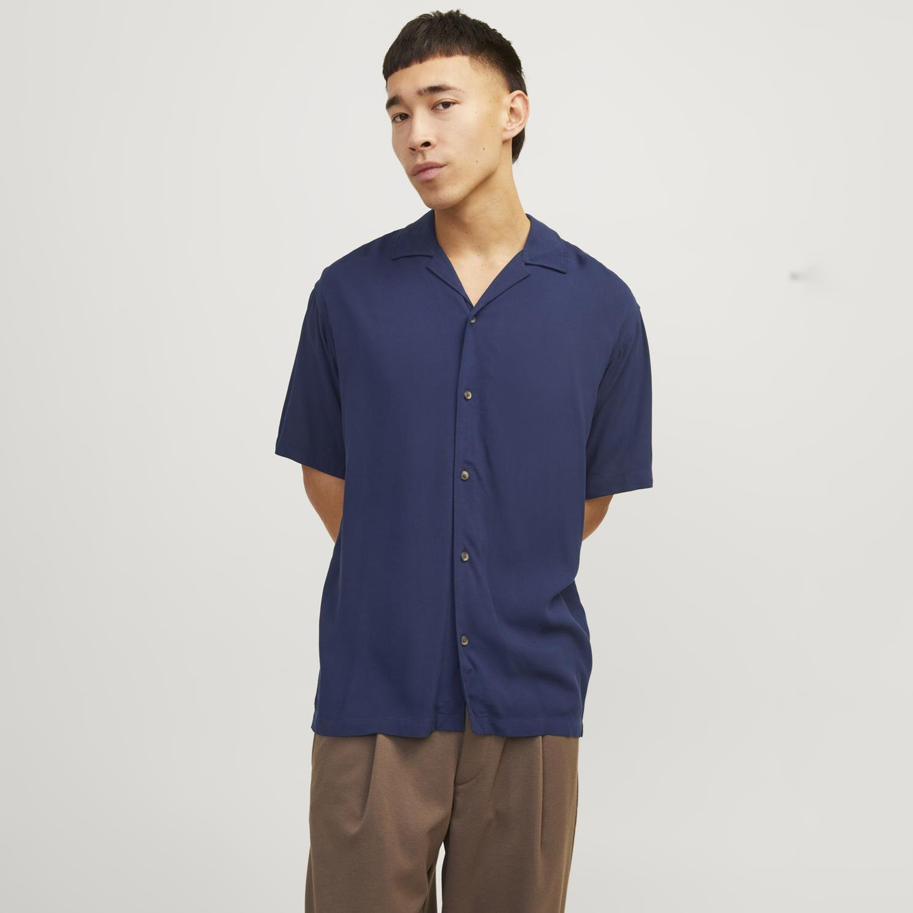 قميص من جاك آند جونز بياقة منتجعية وأكمام قصيرة سادة-men-clothing-shirts-image-9