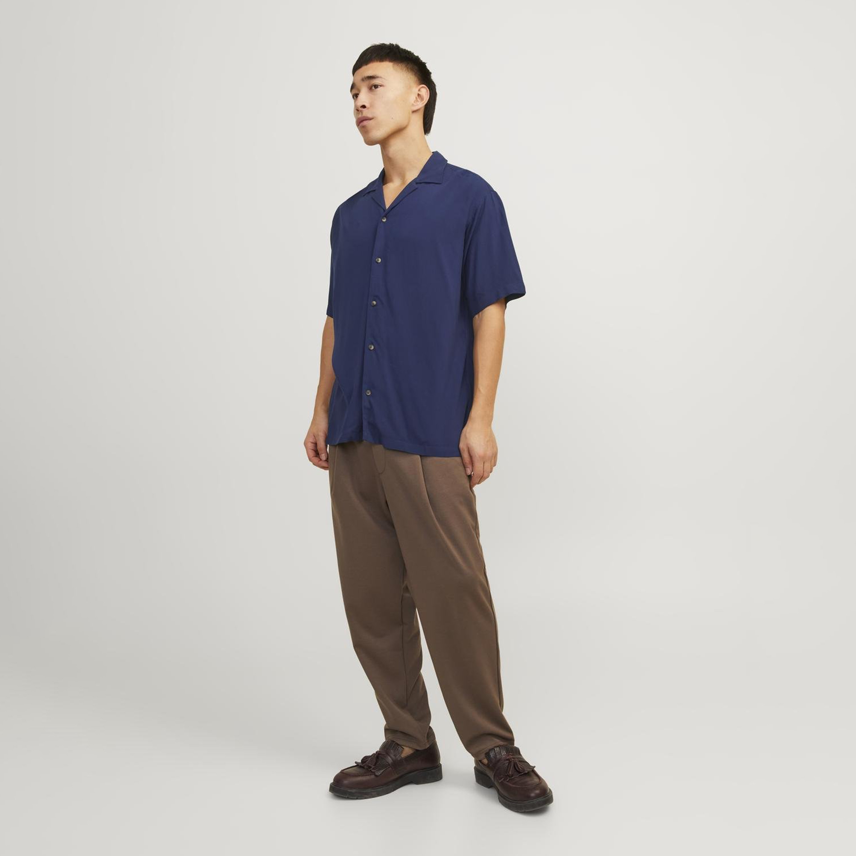 قميص من جاك آند جونز بياقة منتجعية وأكمام قصيرة سادة-men-clothing-shirts-image-10
