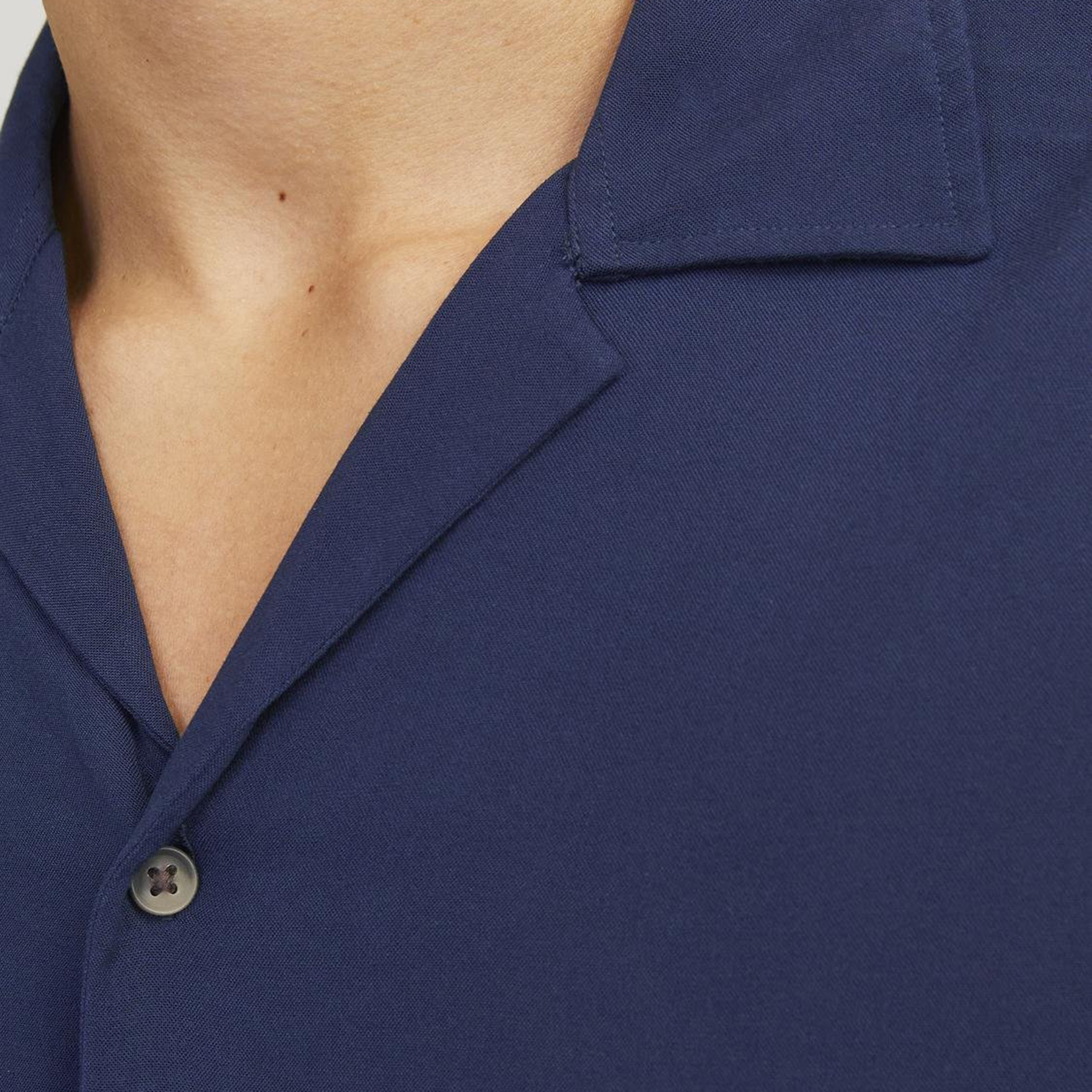 قميص من جاك آند جونز بياقة منتجعية وأكمام قصيرة سادة-men-clothing-shirts-image-11