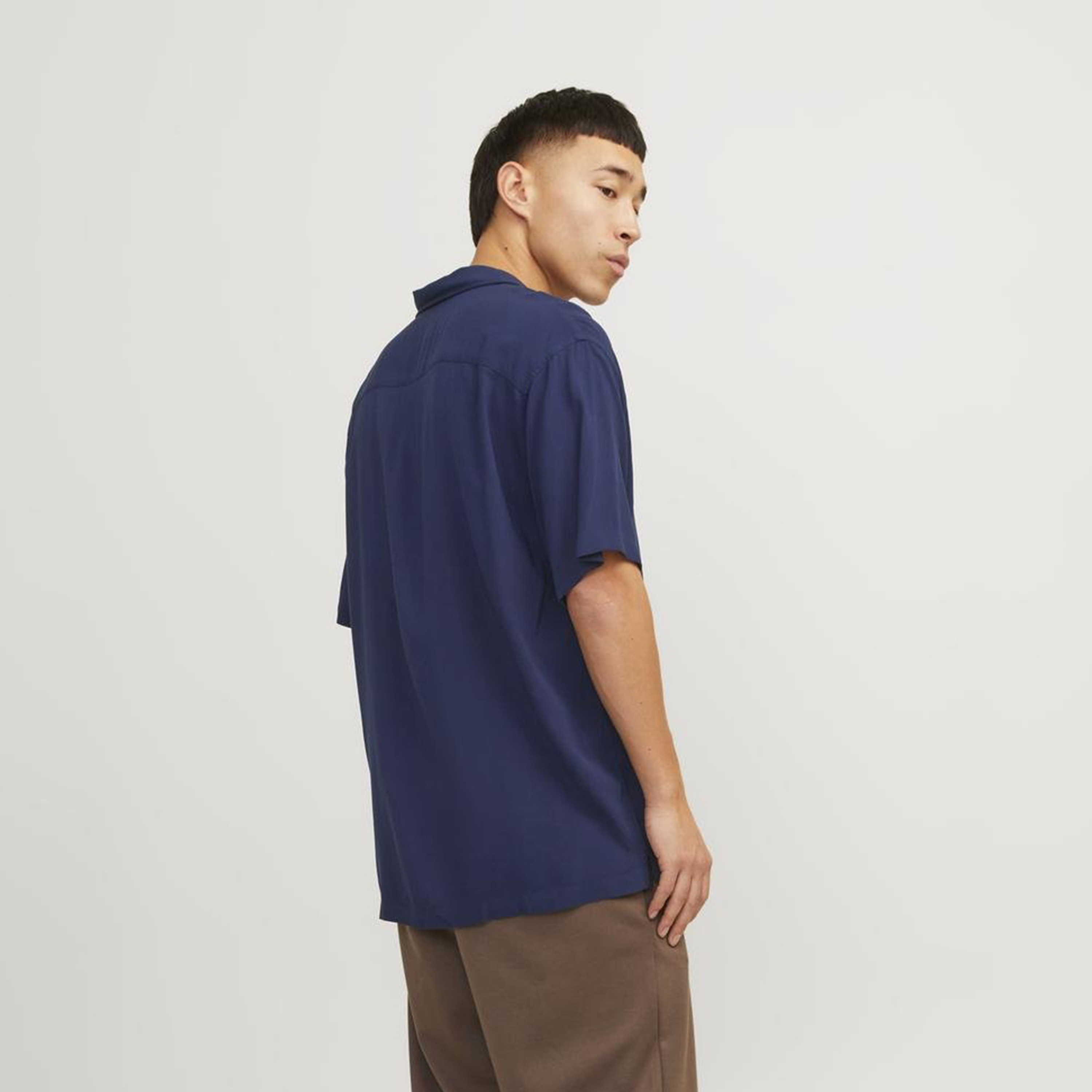 قميص من جاك آند جونز بياقة منتجعية وأكمام قصيرة سادة-men-clothing-shirts-image-12