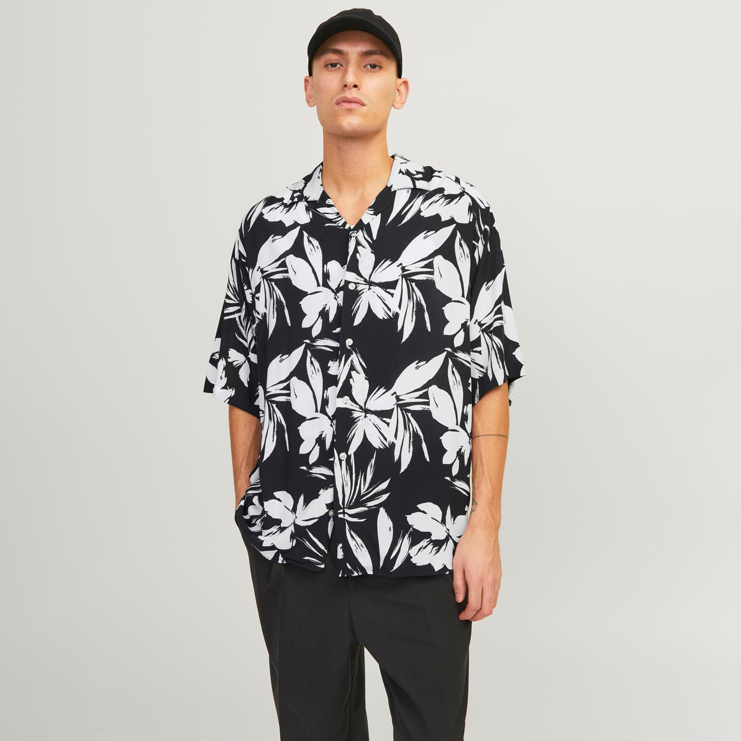 قميص من جاك آند جونز بياقة منتجعية وأكمام قصيرة مع طبعة-men-clothing-shirts-image-1