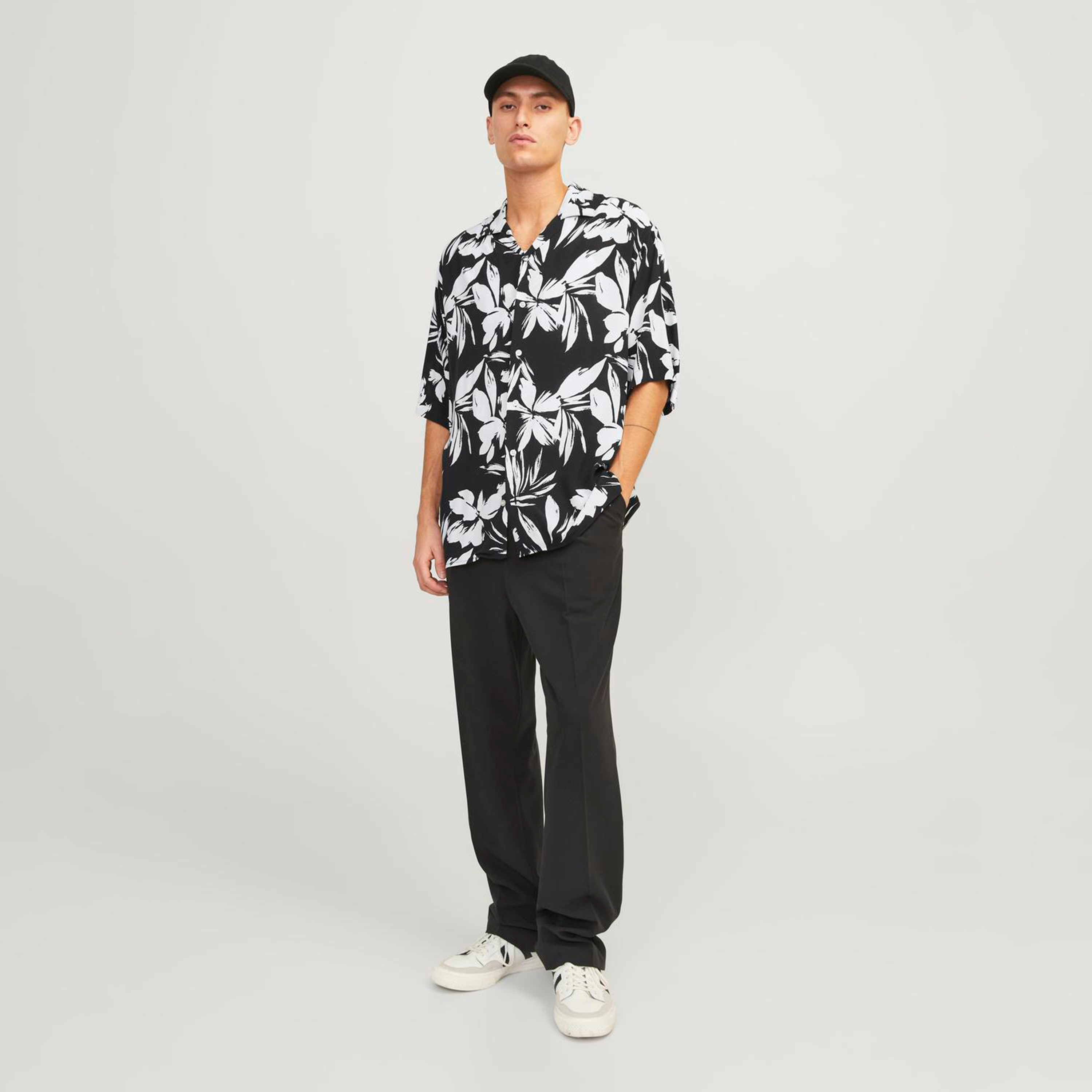 قميص من جاك آند جونز بياقة منتجعية وأكمام قصيرة مع طبعة-men-clothing-shirts-image-2