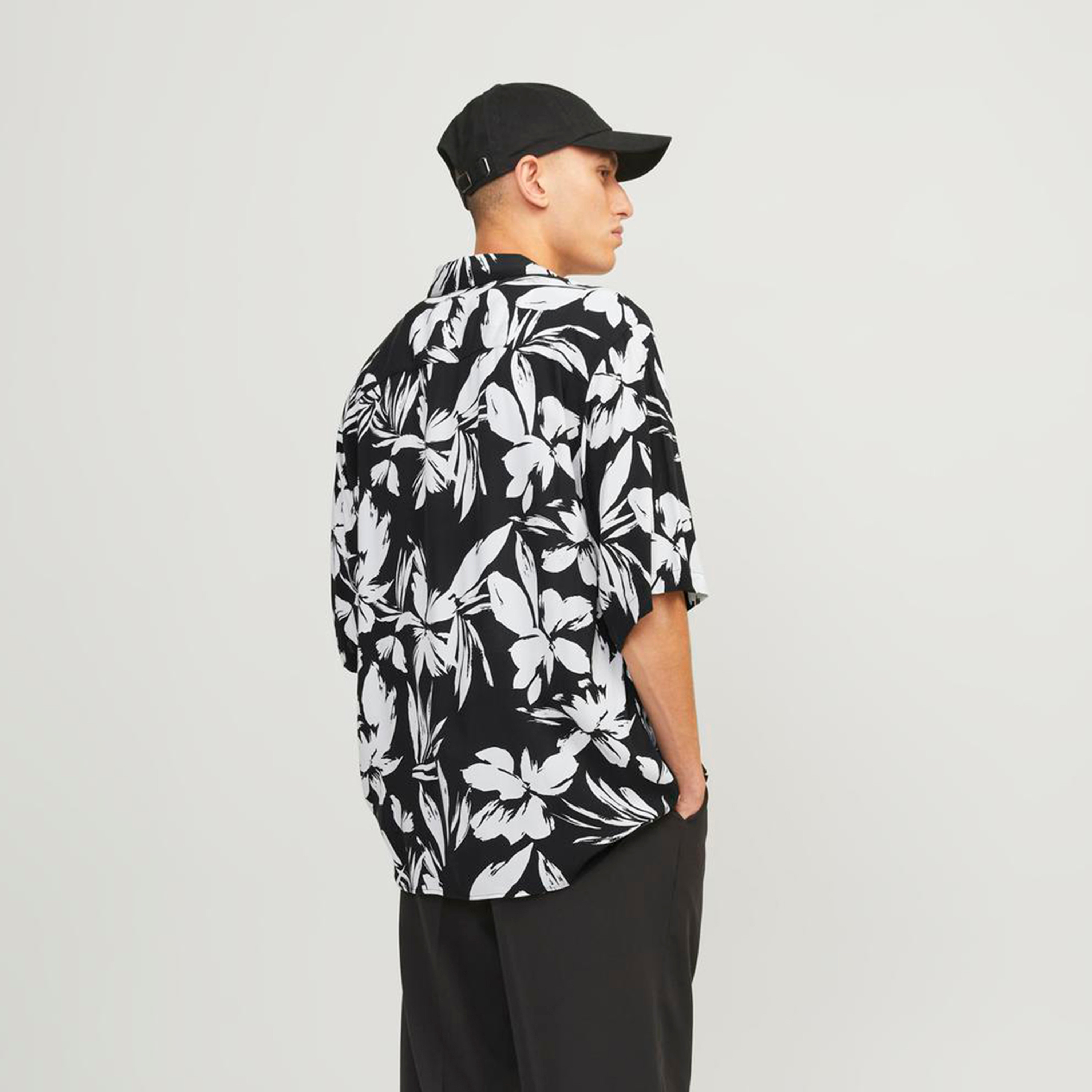 قميص من جاك آند جونز بياقة منتجعية وأكمام قصيرة مع طبعة-men-clothing-shirts-image-4