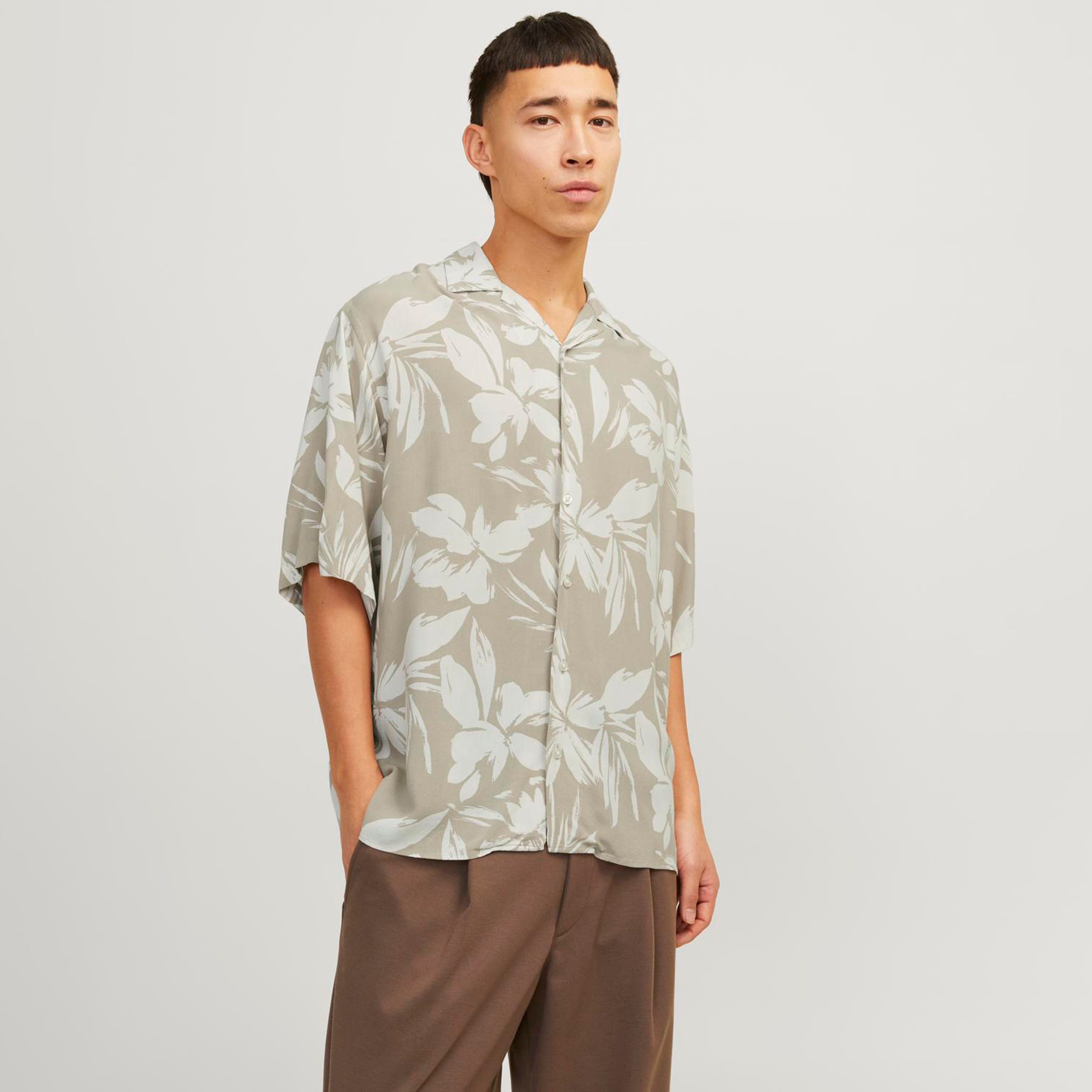 قميص من جاك آند جونز بياقة منتجعية وأكمام قصيرة مع طبعة-men-clothing-shirts-image-1