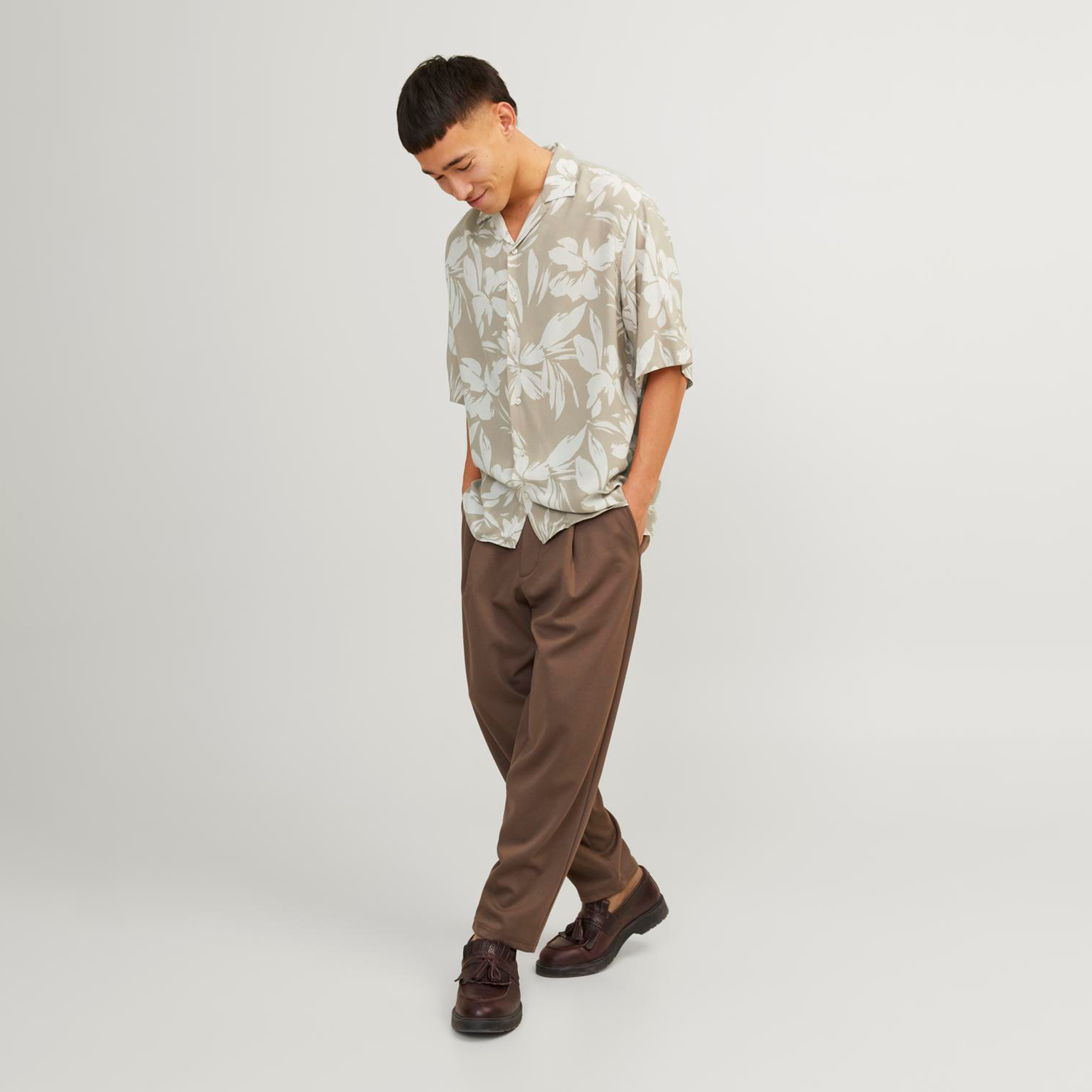 قميص من جاك آند جونز بياقة منتجعية وأكمام قصيرة مع طبعة-men-clothing-shirts-image-2