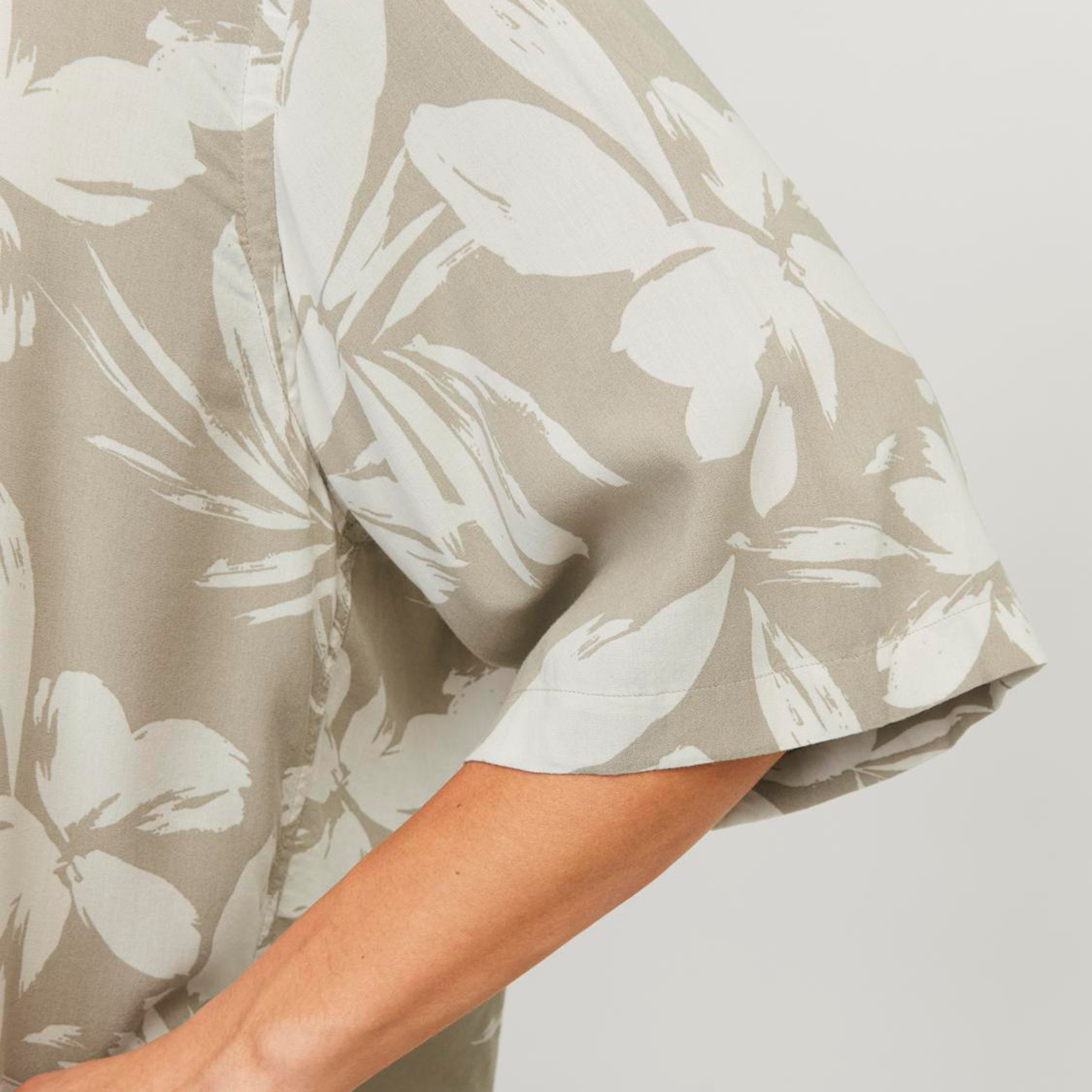 قميص من جاك آند جونز بياقة منتجعية وأكمام قصيرة مع طبعة-men-clothing-shirts-image-7
